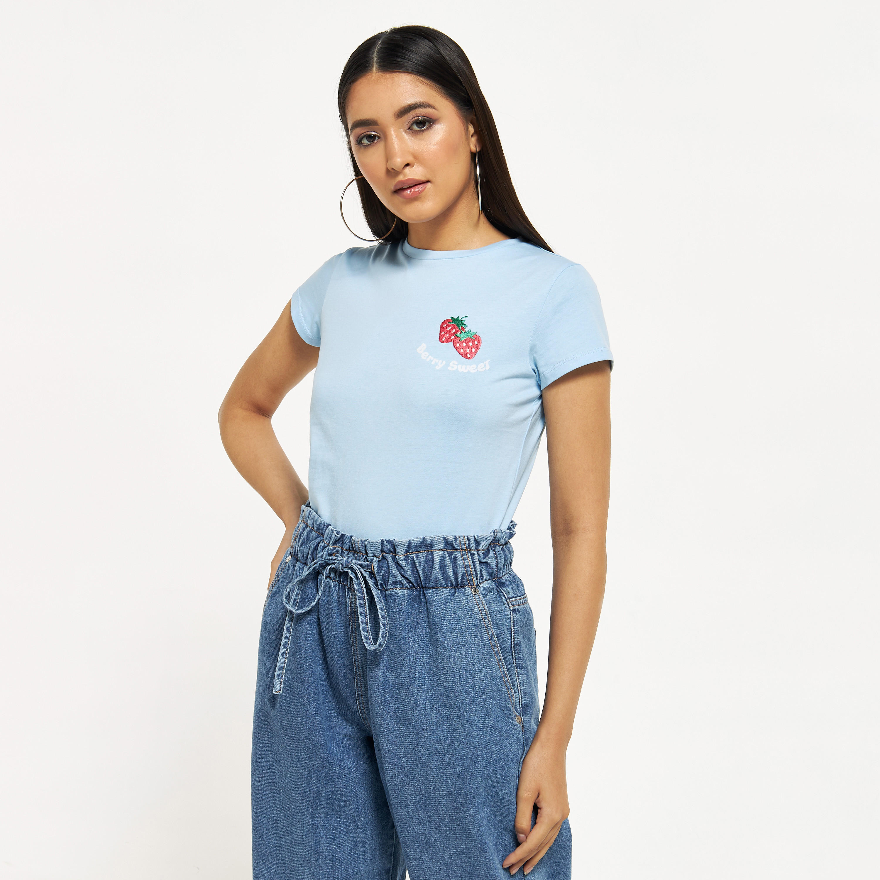 تيشيت بأكمام قصيرة وياقة ضيقة وتطريز فراولة-women-clothing-tshirts-image-1