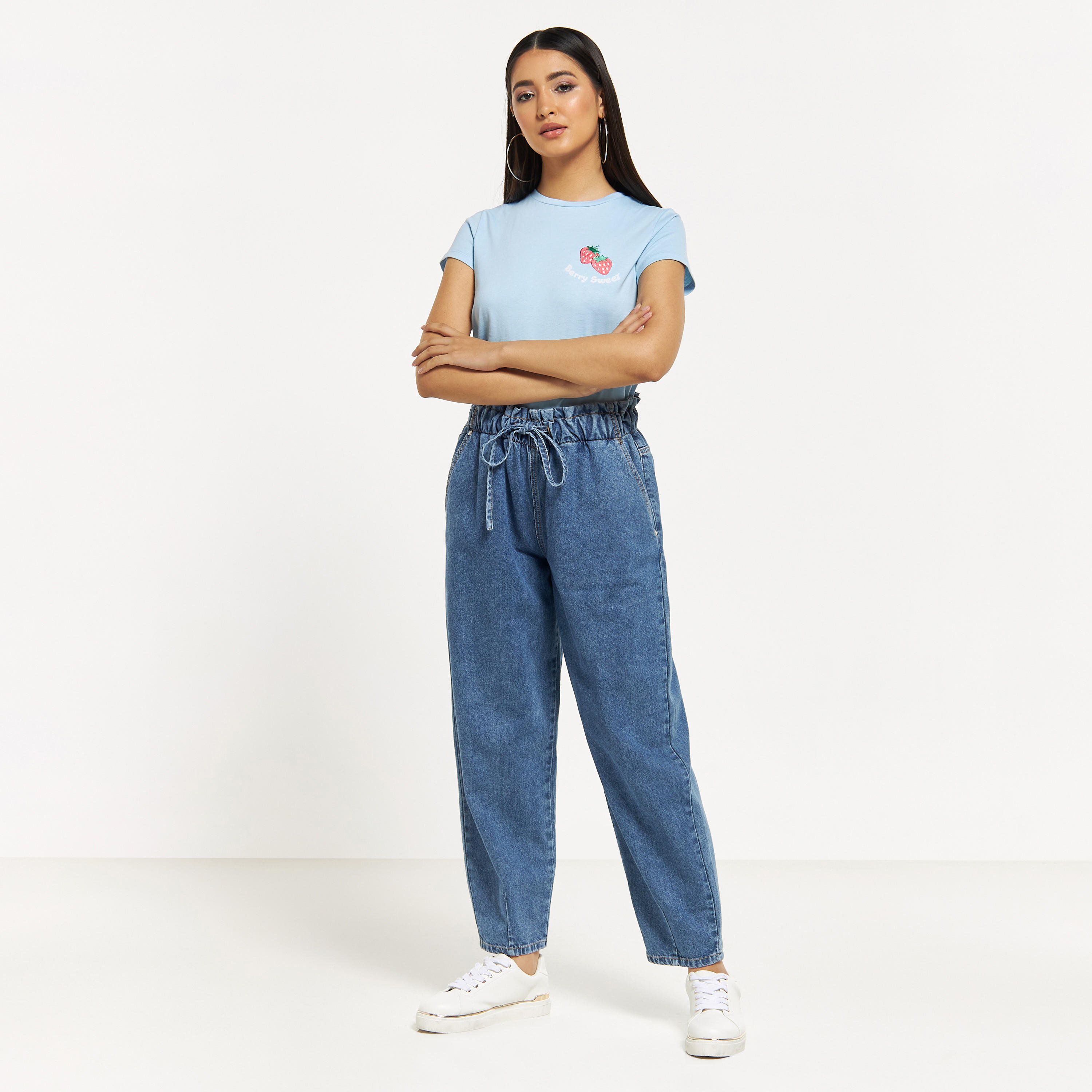 تيشيت بأكمام قصيرة وياقة ضيقة وتطريز فراولة-women-clothing-tshirts-image-2
