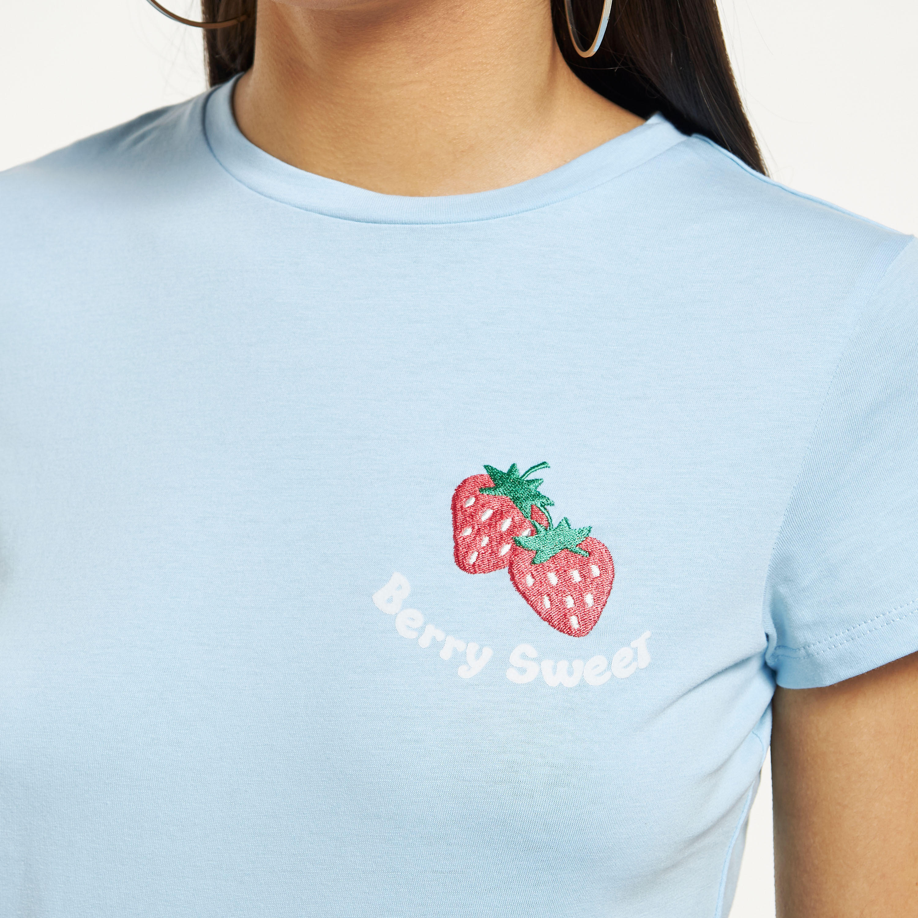 تيشيت بأكمام قصيرة وياقة ضيقة وتطريز فراولة-women-clothing-tshirts-image-4