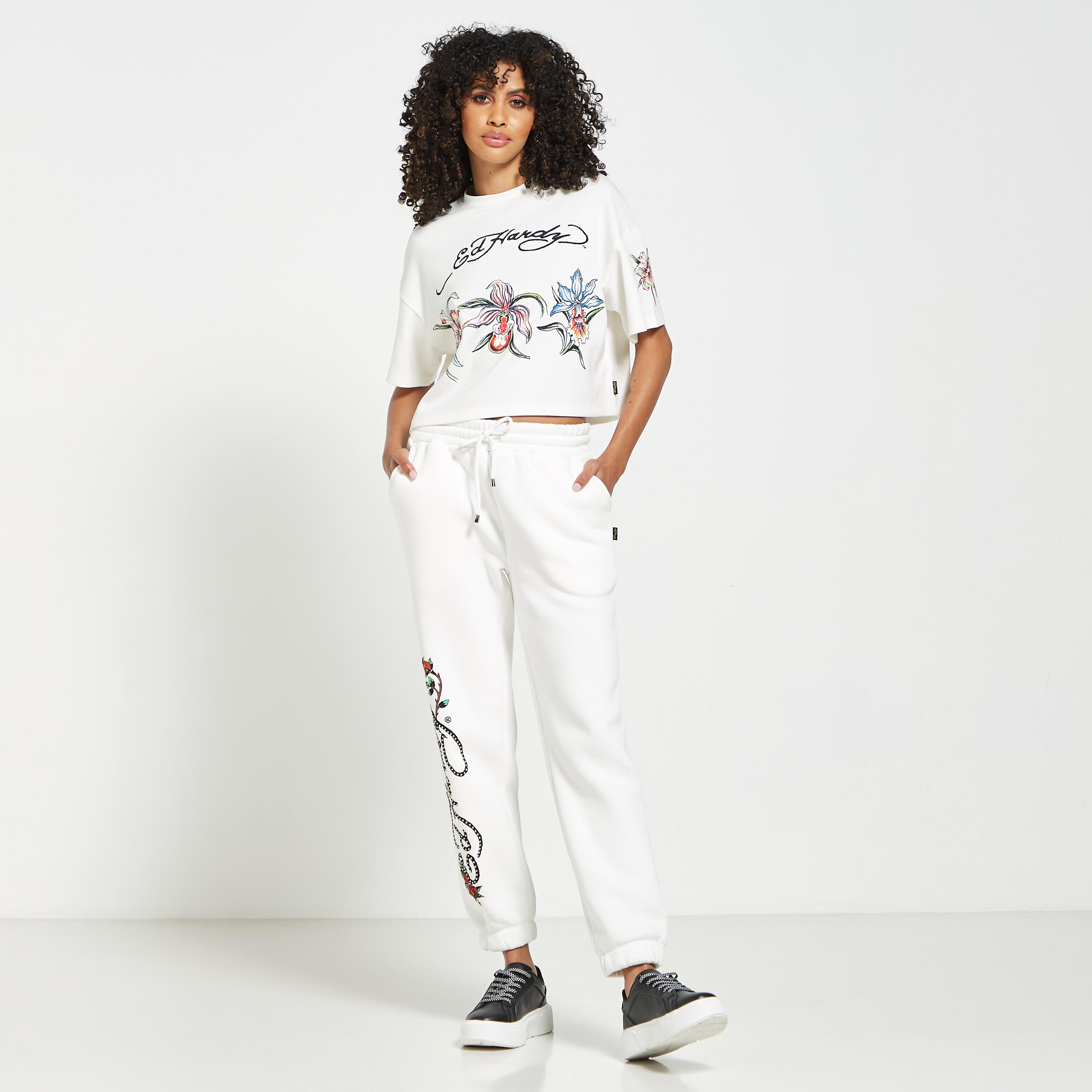 تيشيرت قصير بطبعات وياقة ضيّقة من إيد هاردي - سبلاش-women-clothing-tshirts-image-2