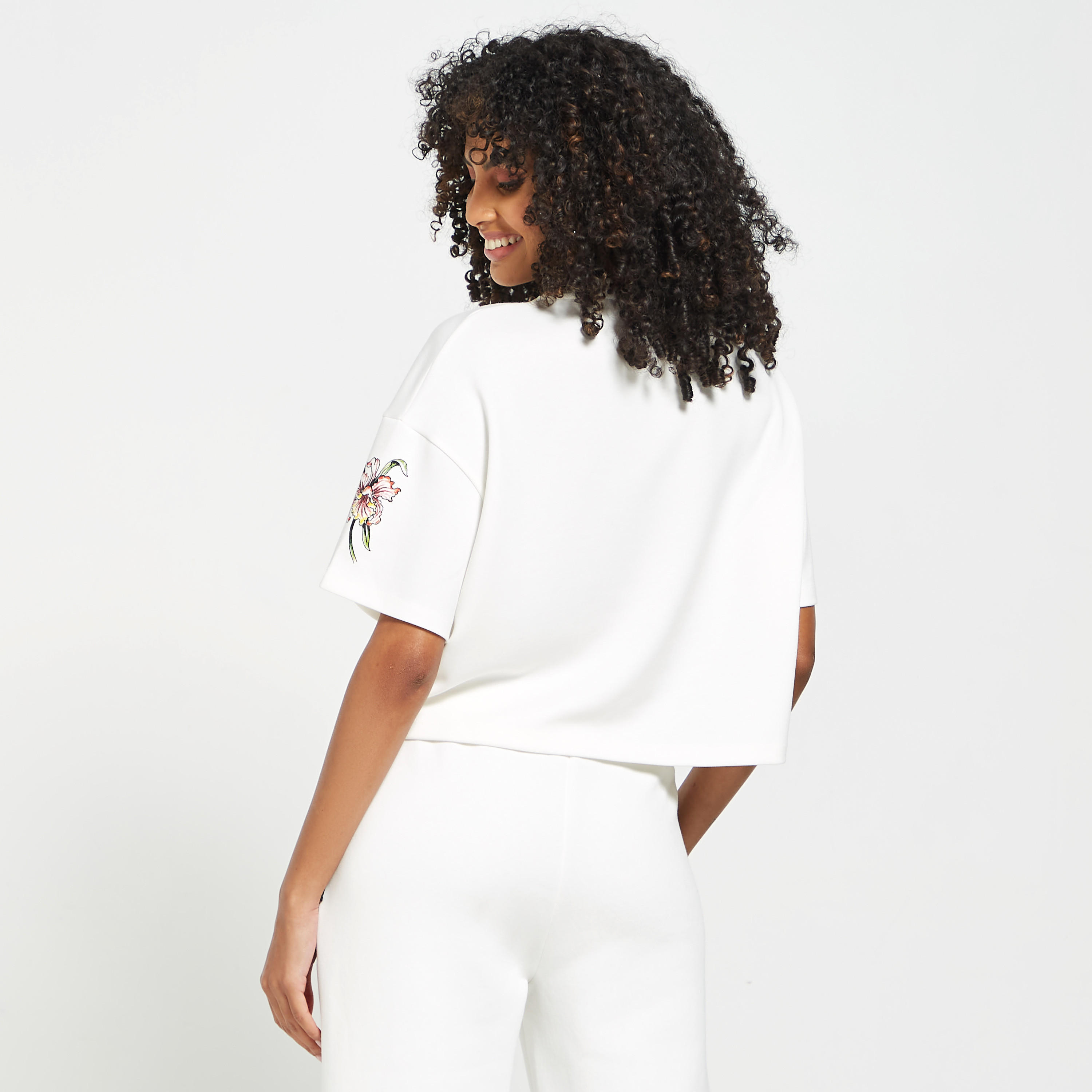 تيشيرت قصير بطبعات وياقة ضيّقة من إيد هاردي - سبلاش-women-clothing-tshirts-image-3
