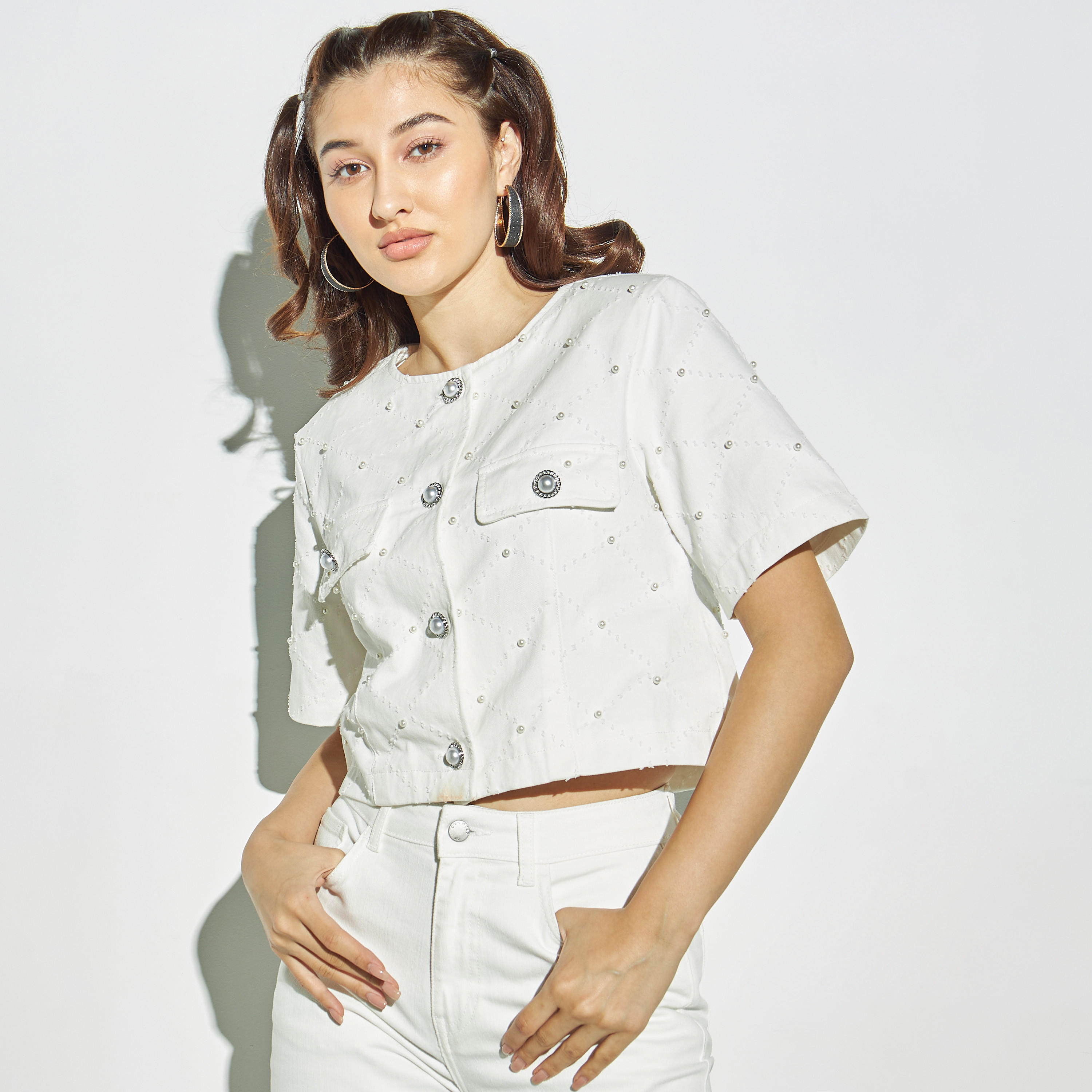 بلوزة قصيرة بأكمام قصيرة وزر إغلاق وتزيينات لؤلؤ-women-clothing-shirtsandblouses-blouses-image-1