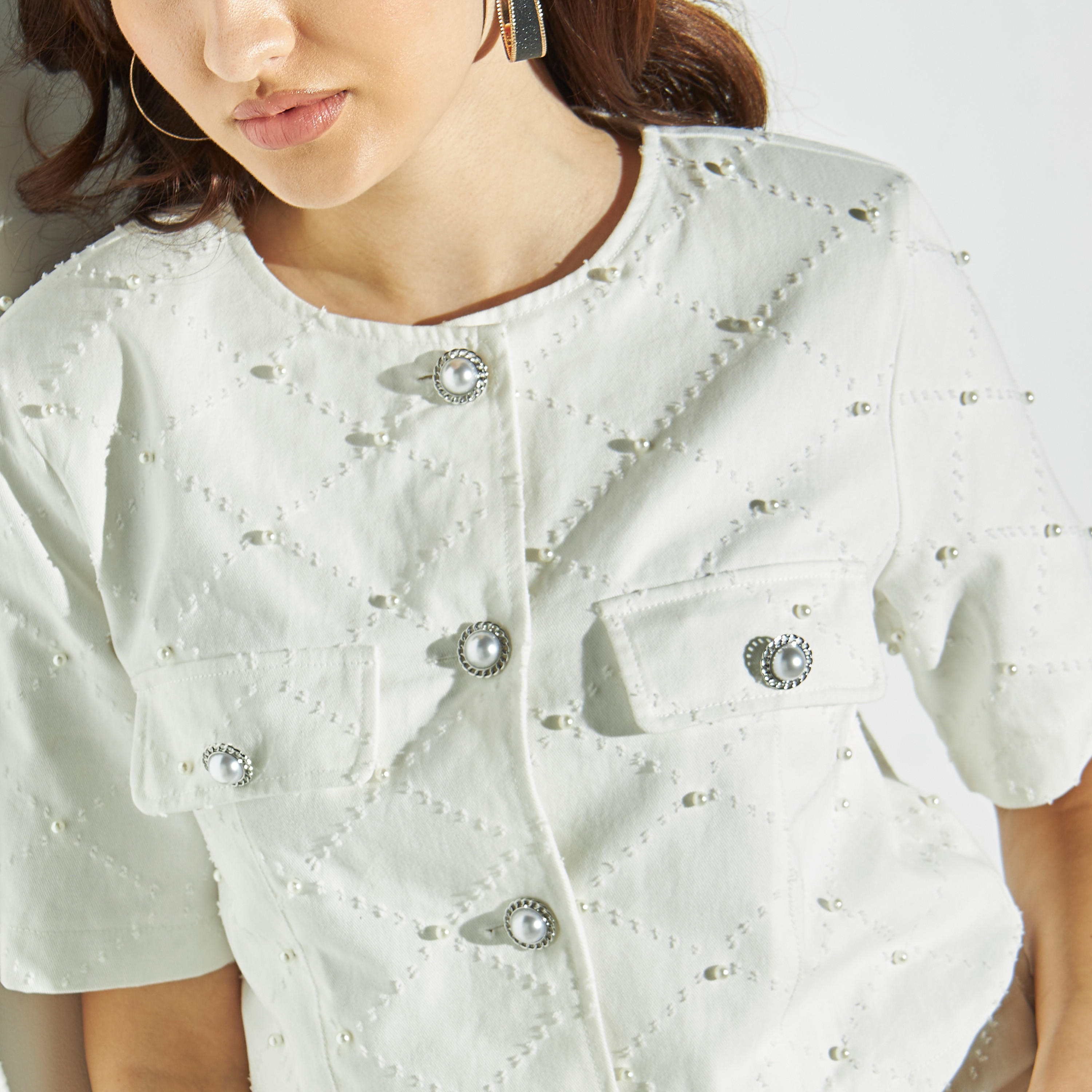 بلوزة قصيرة بأكمام قصيرة وزر إغلاق وتزيينات لؤلؤ-women-clothing-shirtsandblouses-blouses-image-4