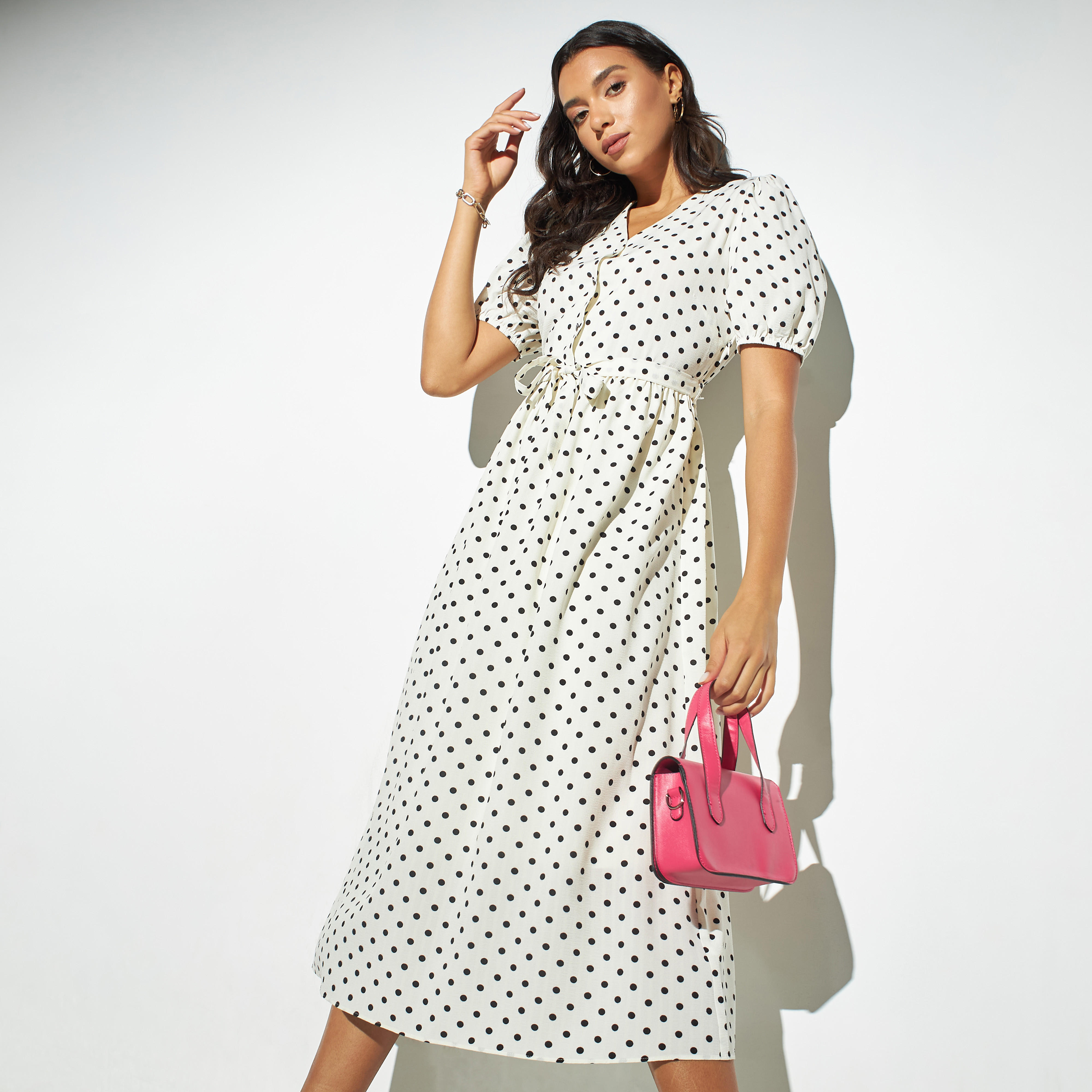 فستان بياقة v وحزام ربط وأكمام منفوخة وطبعات منقطة-women-clothing-dresses-image-1