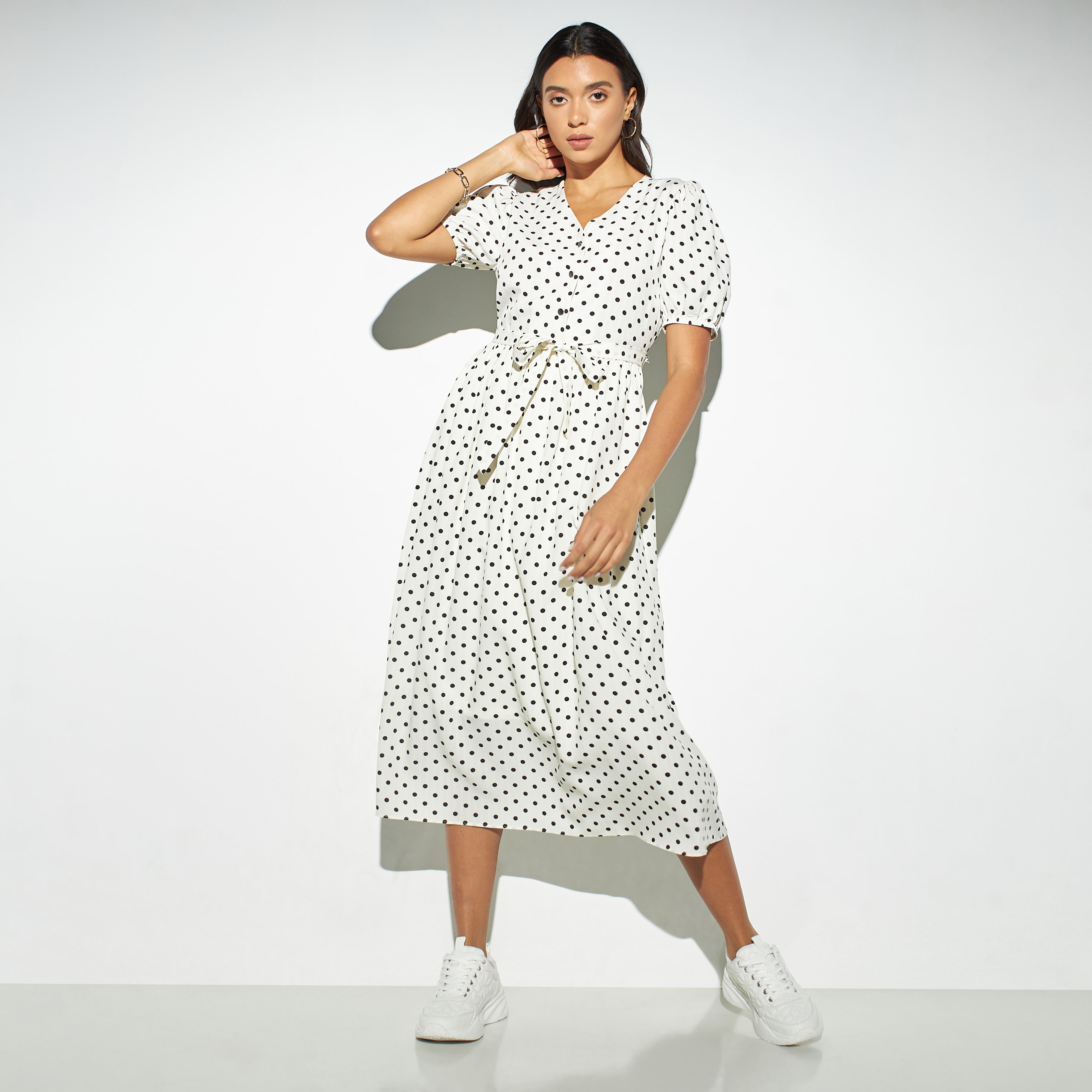 فستان بياقة v وحزام ربط وأكمام منفوخة وطبعات منقطة-women-clothing-dresses-image-2