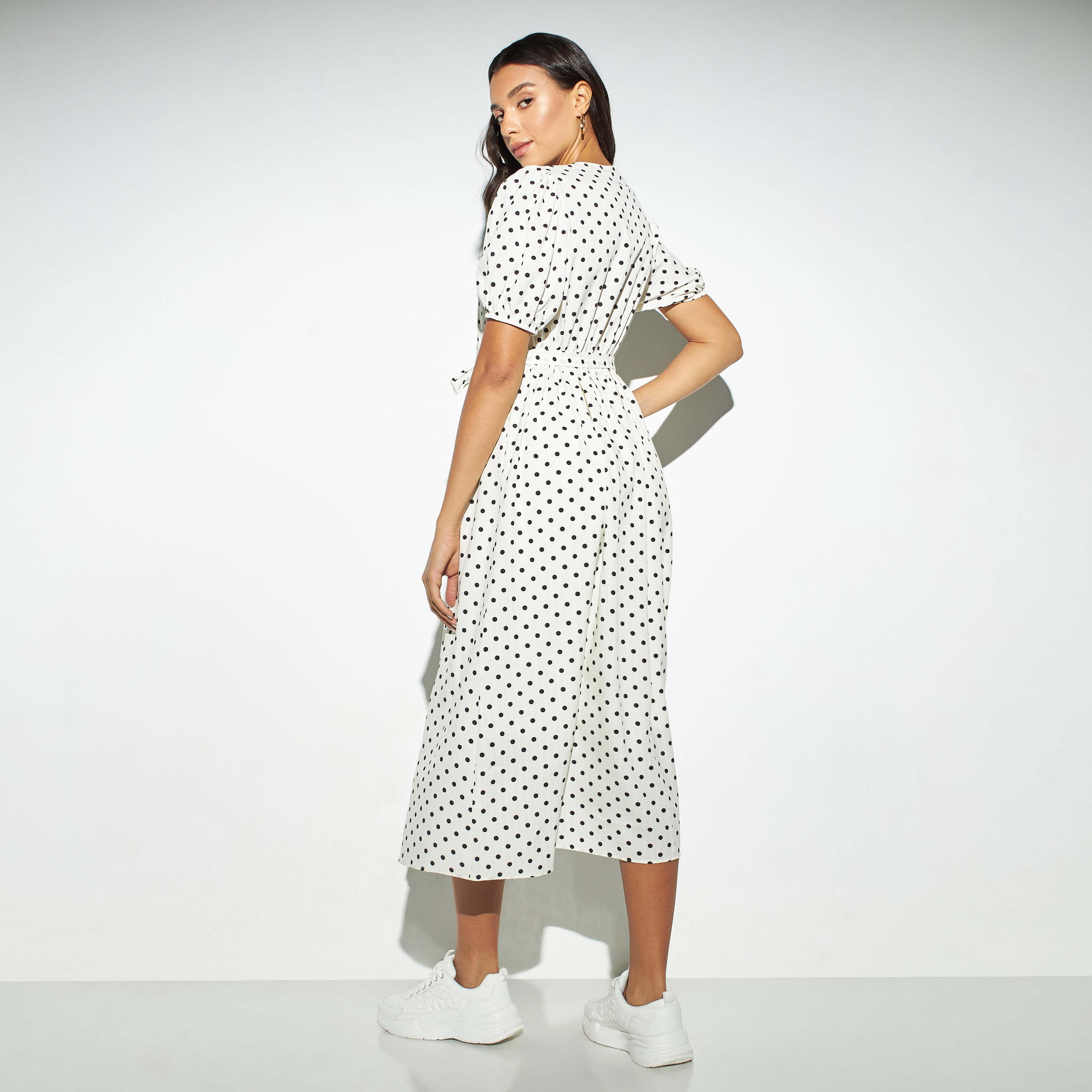 فستان بياقة v وحزام ربط وأكمام منفوخة وطبعات منقطة-women-clothing-dresses-image-3