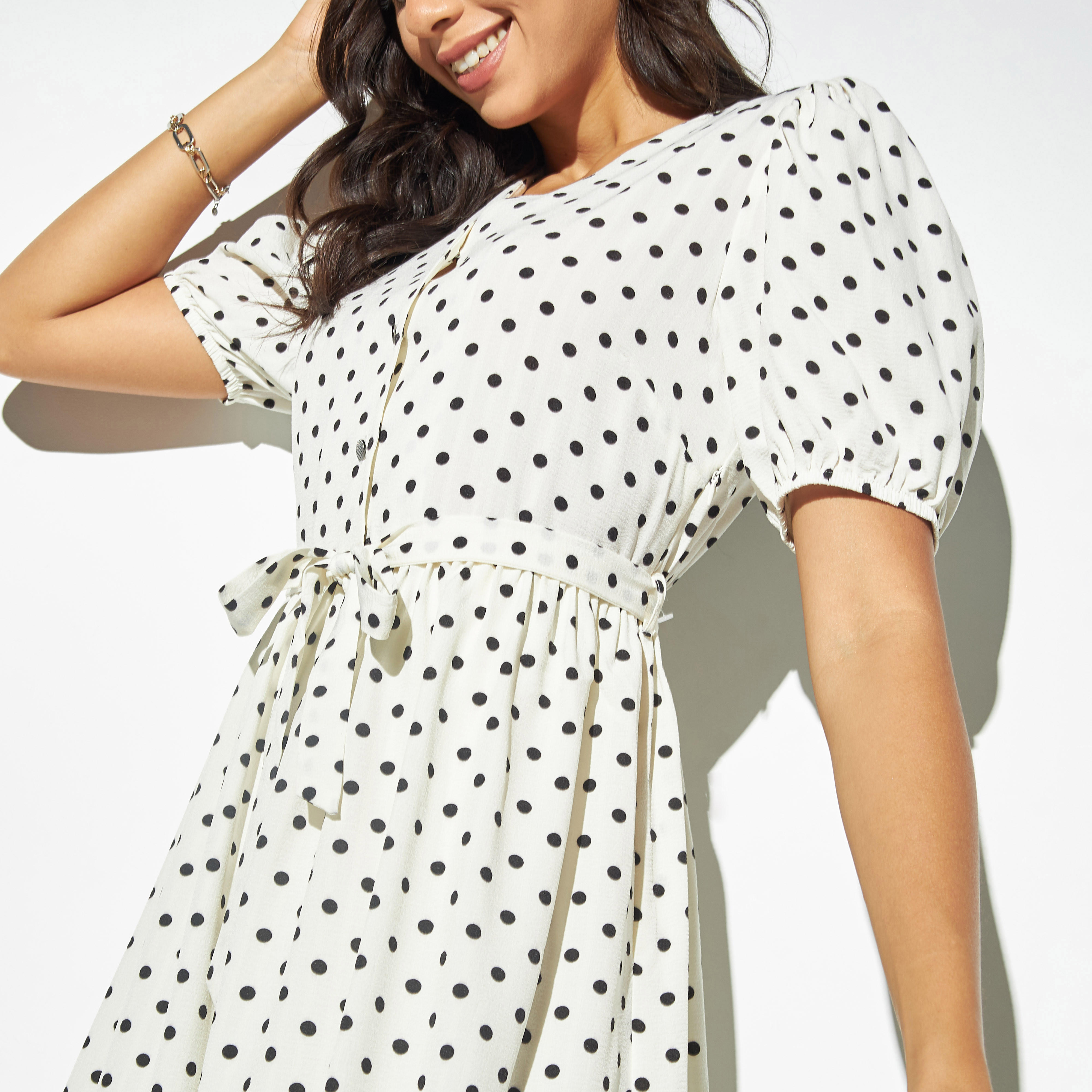 فستان بياقة v وحزام ربط وأكمام منفوخة وطبعات منقطة-women-clothing-dresses-image-4