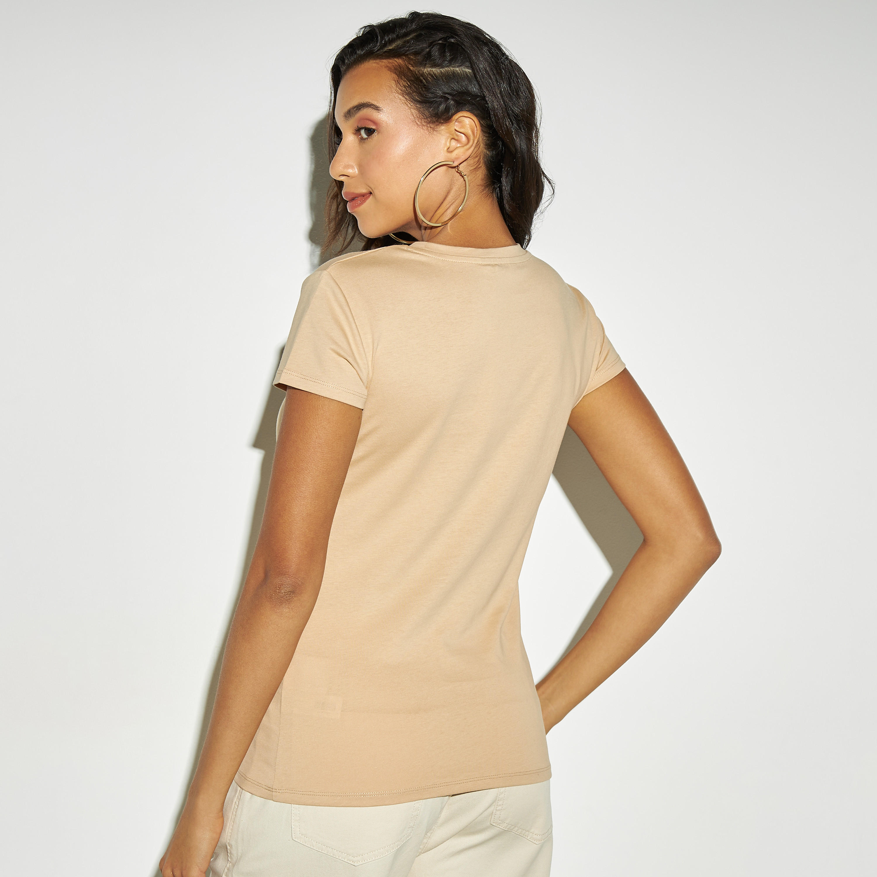 تيشيرت مطرّز بياقة ضيّقة وأكمام قصيرة-women-clothing-tshirts-image-3