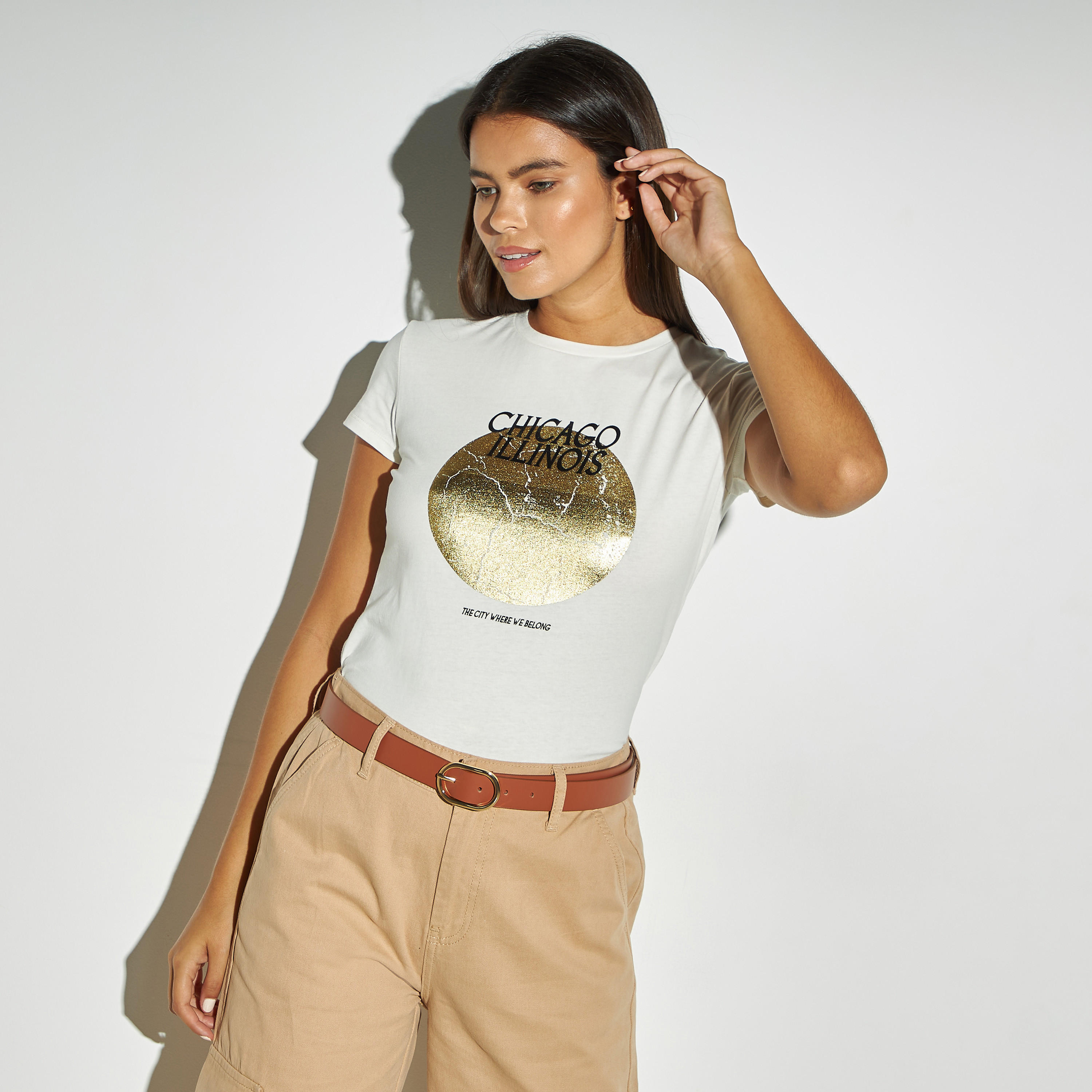 تيشيرت بياقة ضيّقة وأكمام قصيرة وطبعات جرافيك-women-clothing-tshirts-image-1