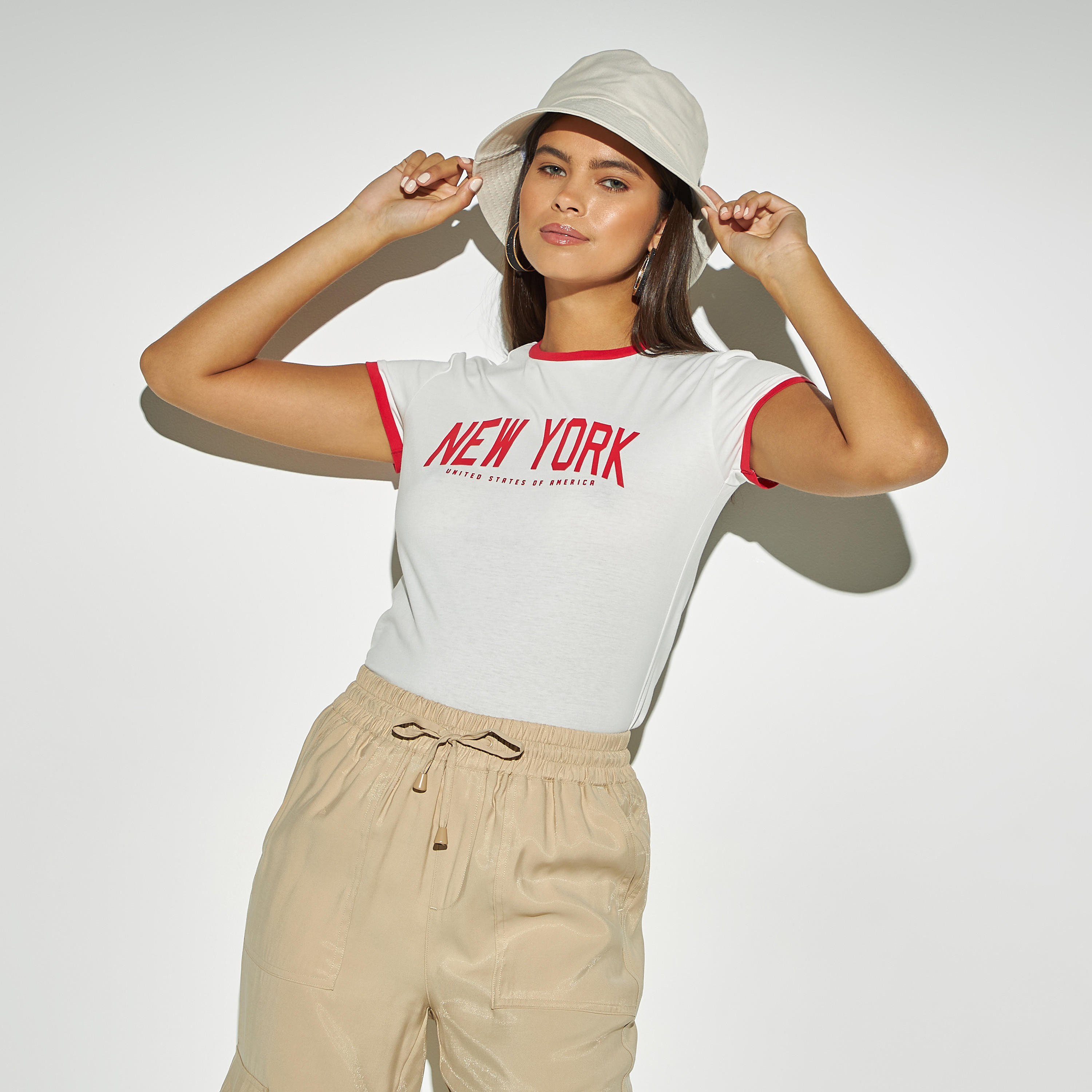 تيشيرت بياقة ضيقة وأكمام قصيرة وطبعات تايبوجرافيك-women-clothing-tshirts-image-1