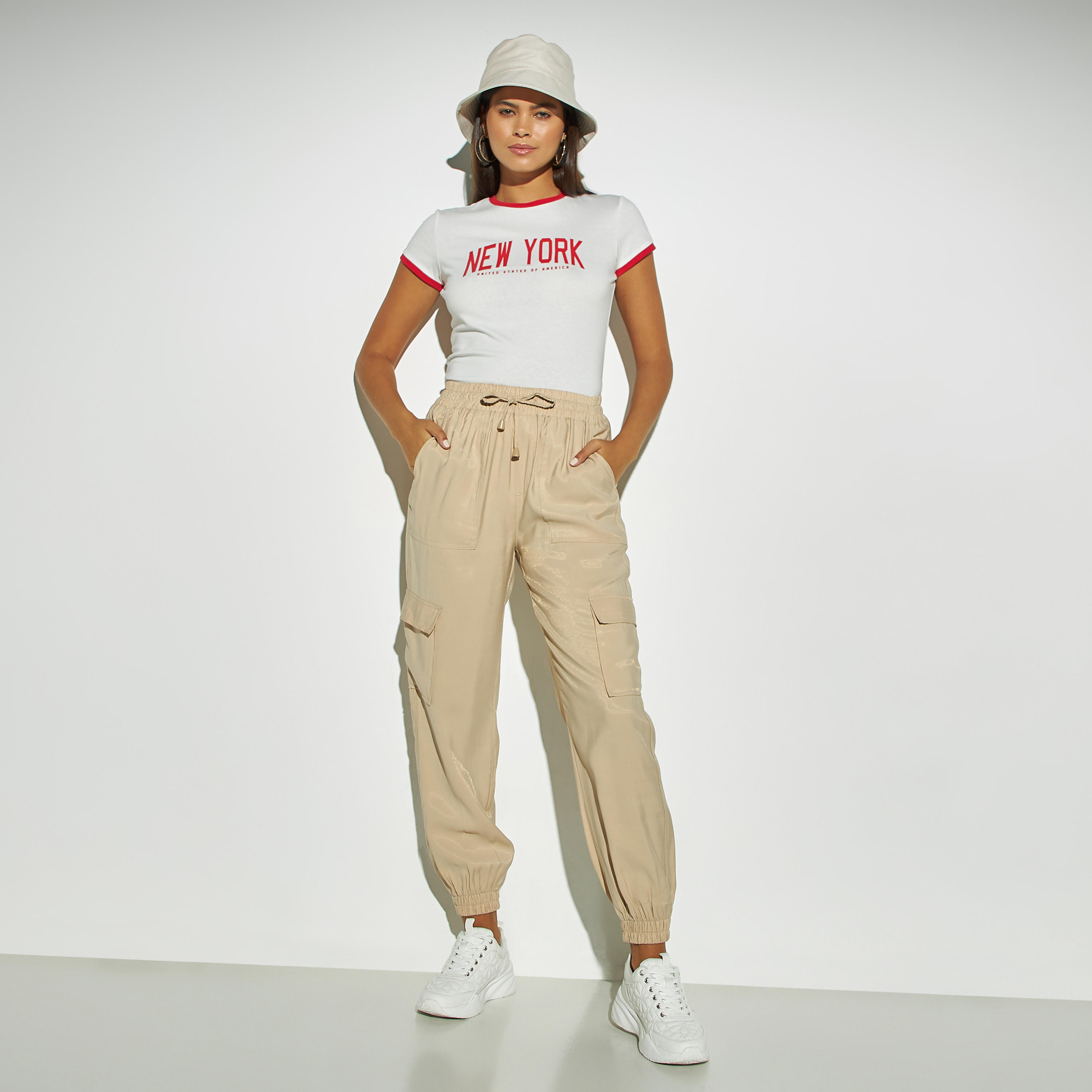 تيشيرت بياقة ضيقة وأكمام قصيرة وطبعات تايبوجرافيك-women-clothing-tshirts-image-2