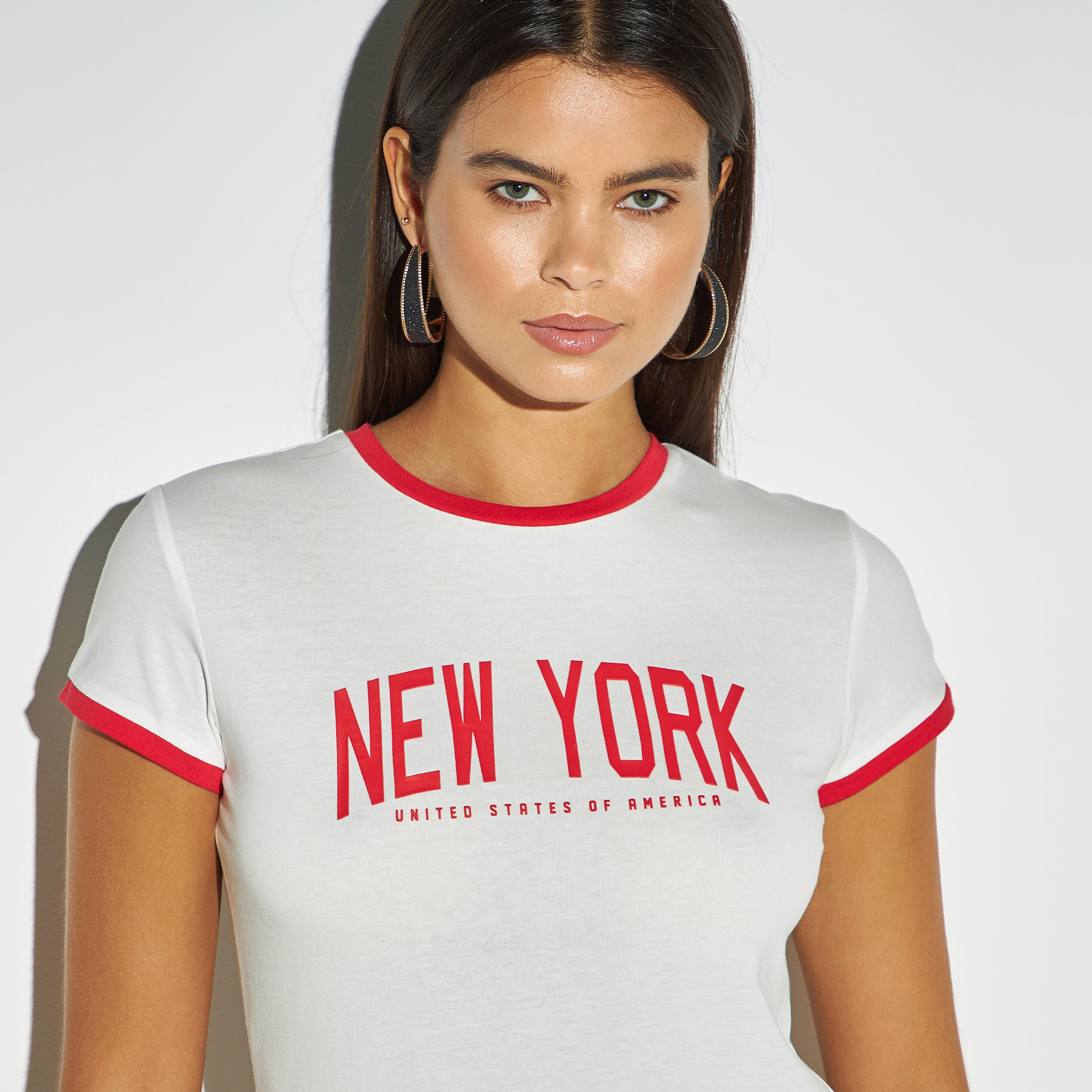 تيشيرت بياقة ضيقة وأكمام قصيرة وطبعات تايبوجرافيك-women-clothing-tshirts-image-4