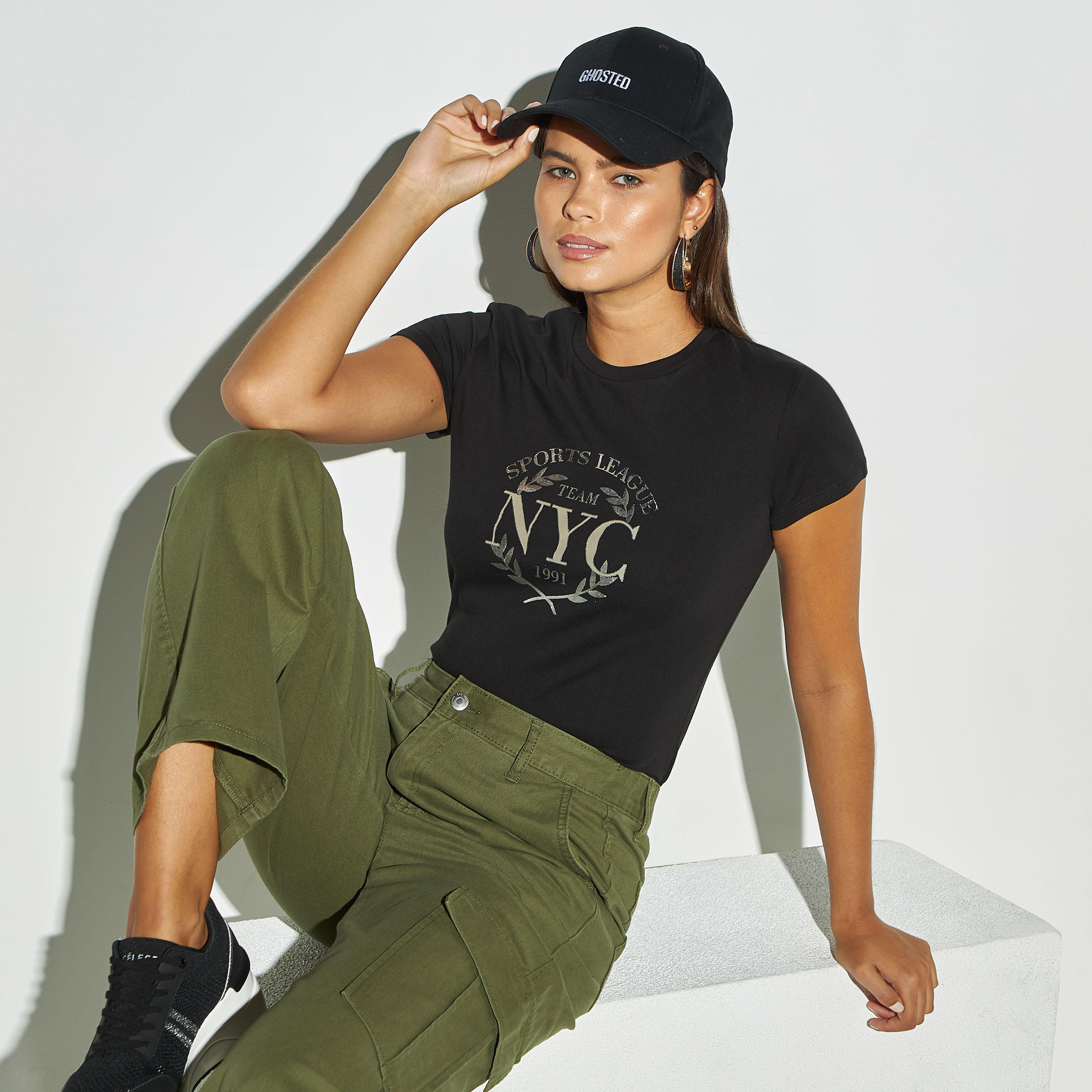 تيشيرت بياقة ضيّقة وأكمام كاب وطبعات-women-clothing-tshirts-image-4