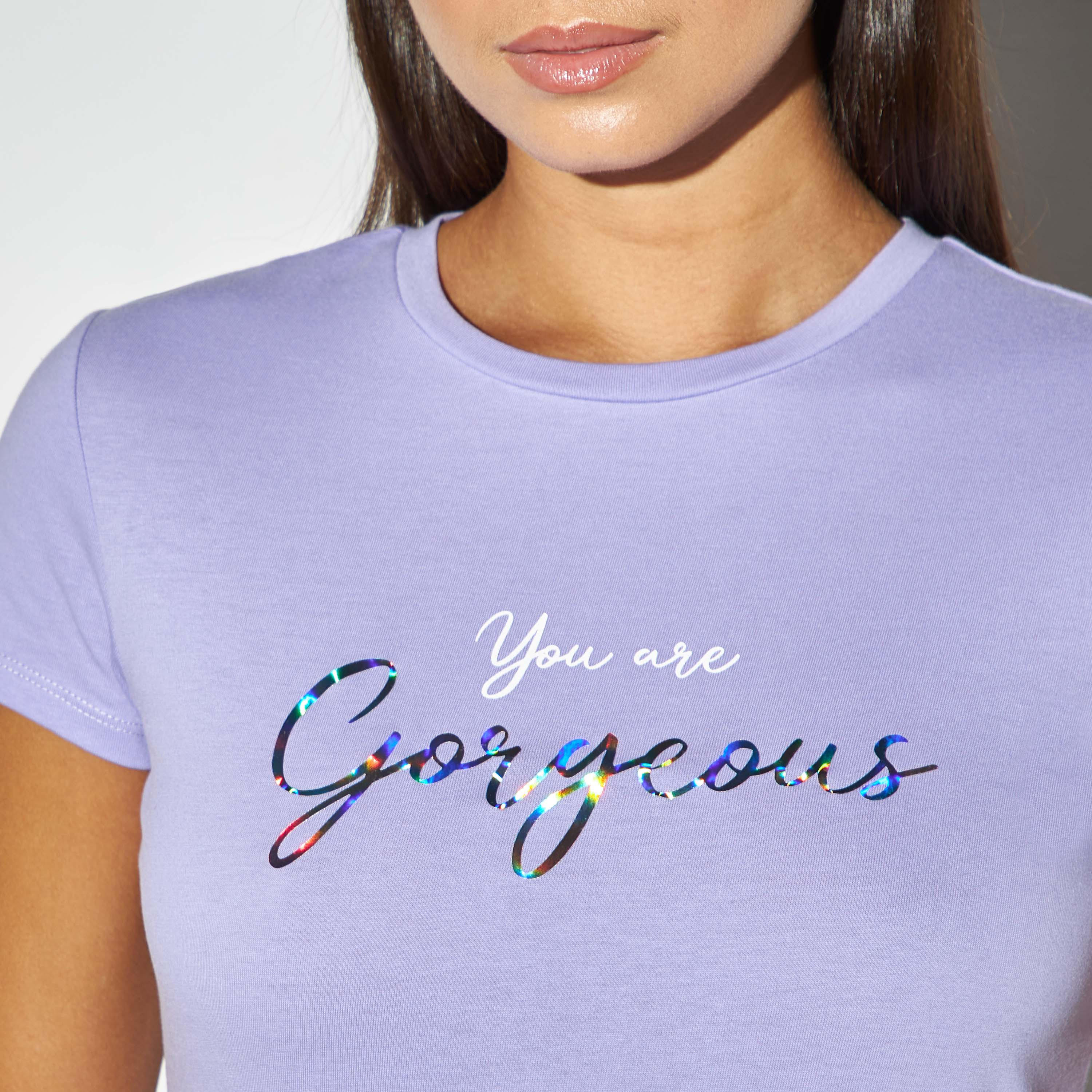 تيشيرت بياقة ضيقة وأكمام قصيرة وطبعات شعار-women-clothing-tshirts-image-4