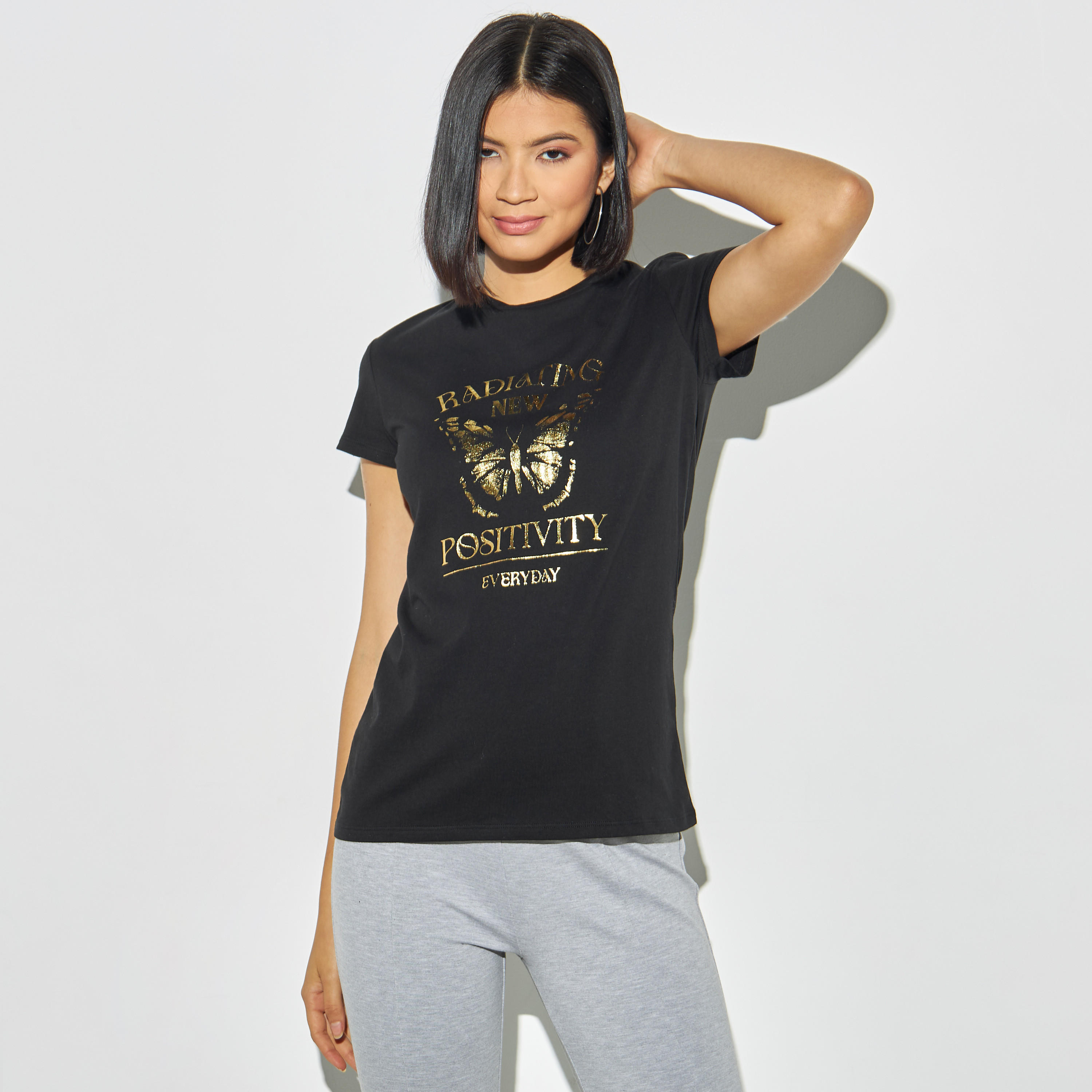 تيشيرت بياقة ضيقة وأكمام قصيرة وطبعات تايبوجرافيك-women-clothing-tshirts-image-1
