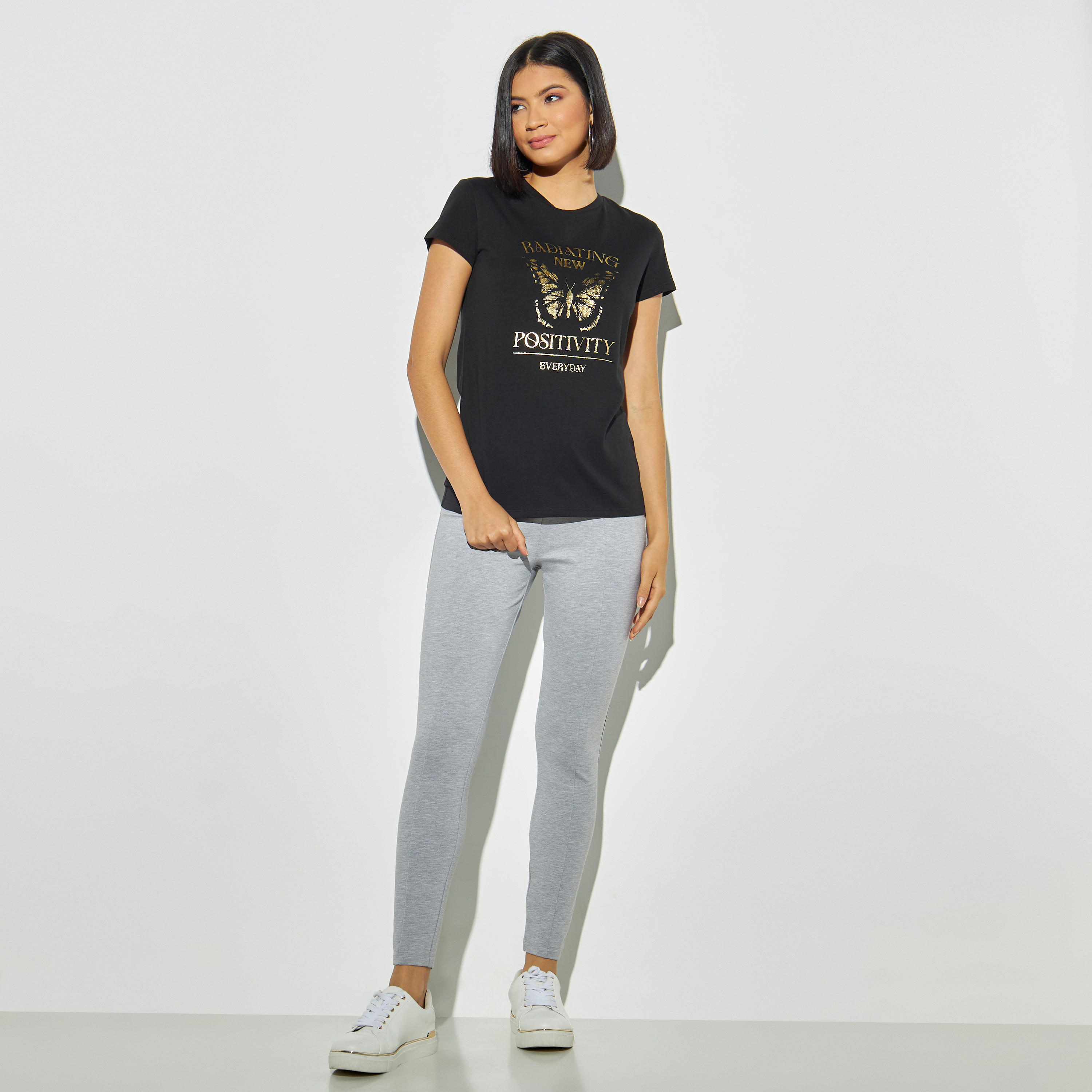 تيشيرت بياقة ضيقة وأكمام قصيرة وطبعات تايبوجرافيك-women-clothing-tshirts-image-2