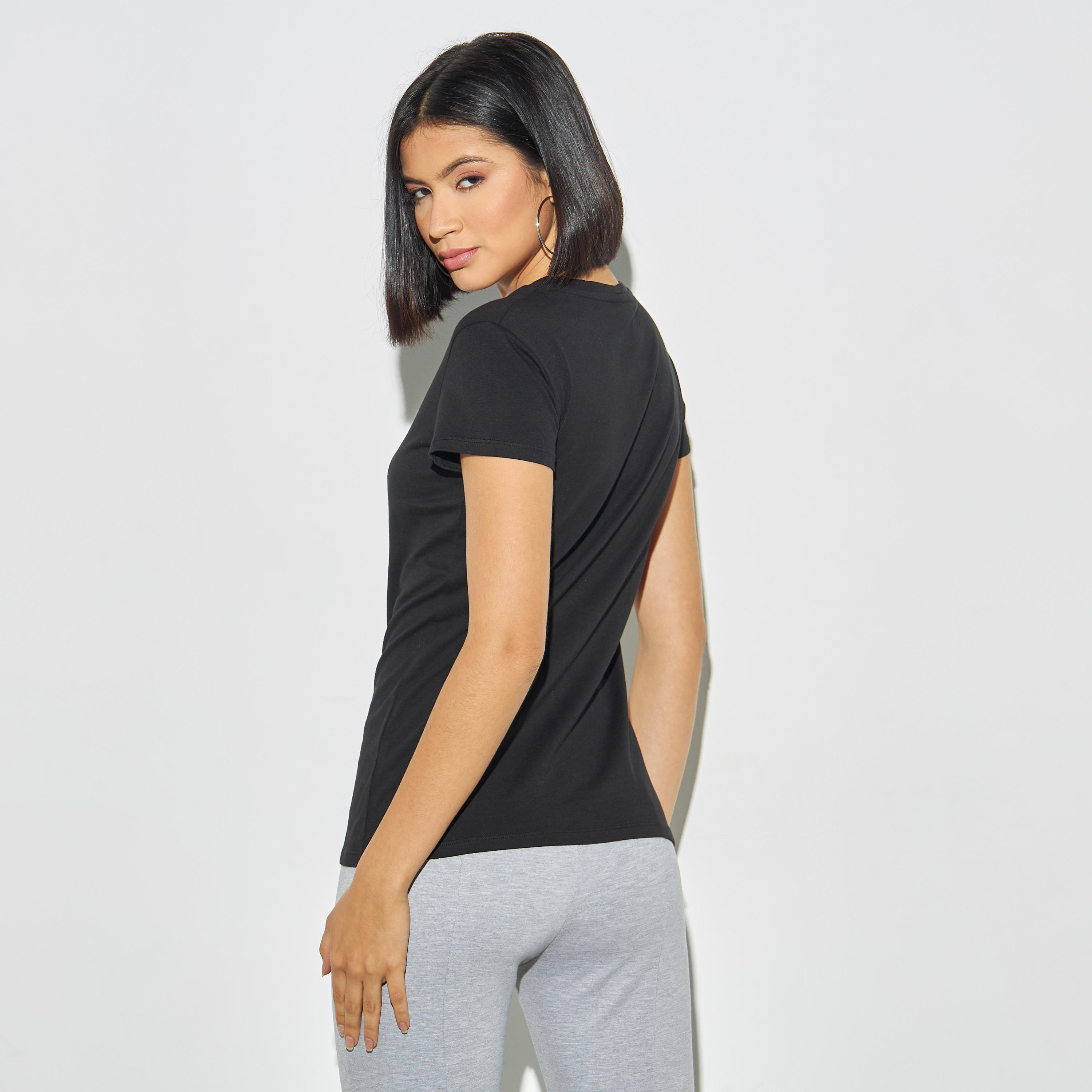 تيشيرت بياقة ضيقة وأكمام قصيرة وطبعات تايبوجرافيك-women-clothing-tshirts-image-3
