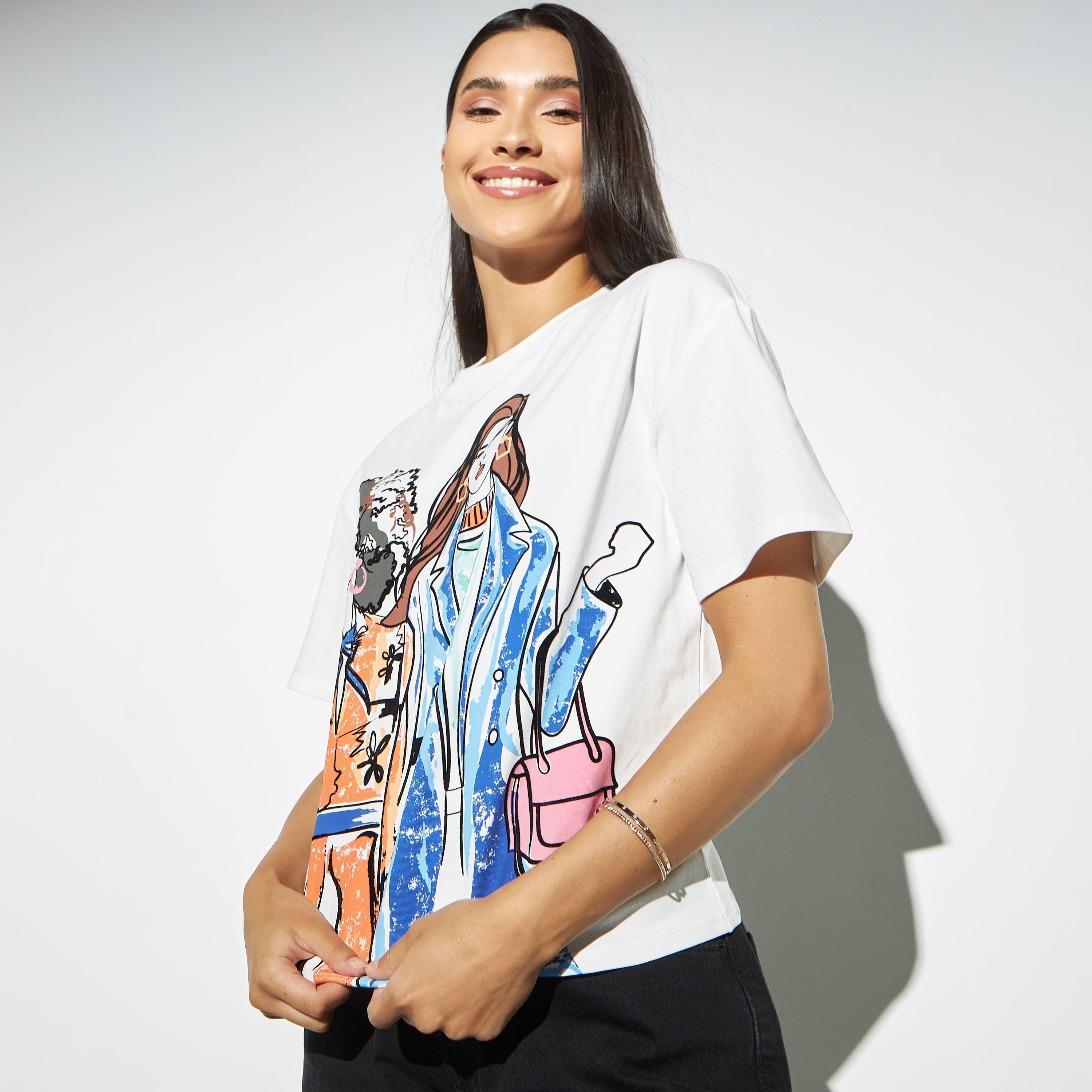 تيشيرت بياقة ضيّقة وأكتاف منسدلة وطبعات-women-clothing-tshirts-image-3