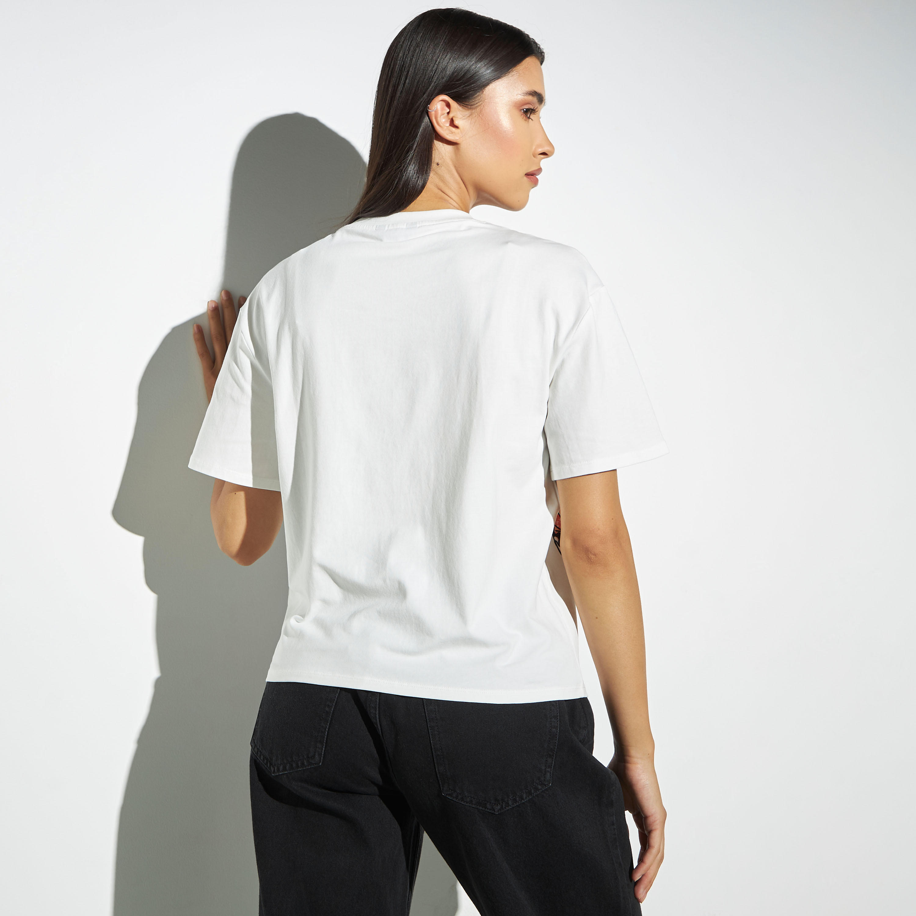 تيشيرت بياقة ضيّقة وأكتاف منسدلة وطبعات-women-clothing-tshirts-image-4