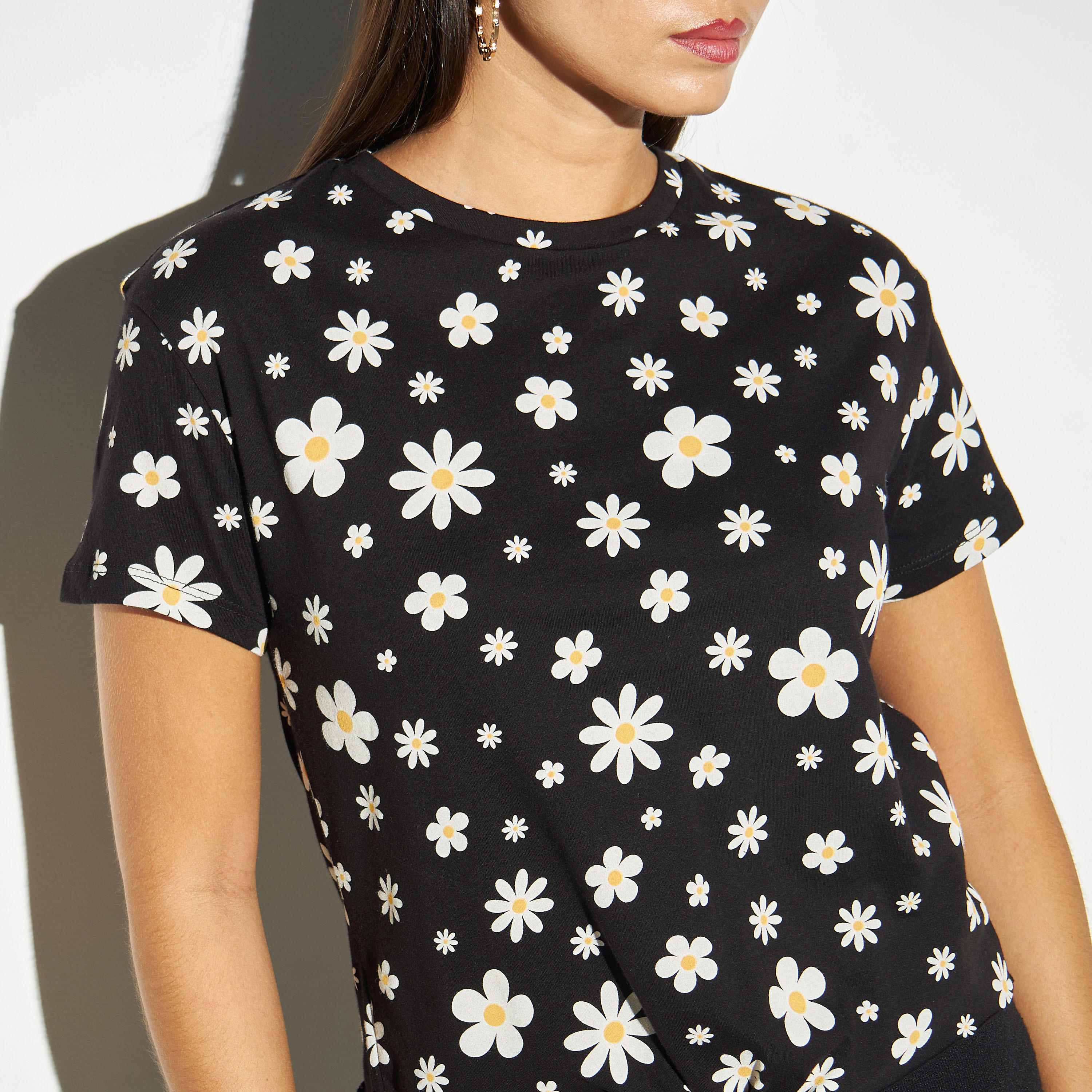 تيشيرت بأكمام قصيرة وياقة ضيقة وطبعات وأربطة-women-clothing-tshirts-image-4