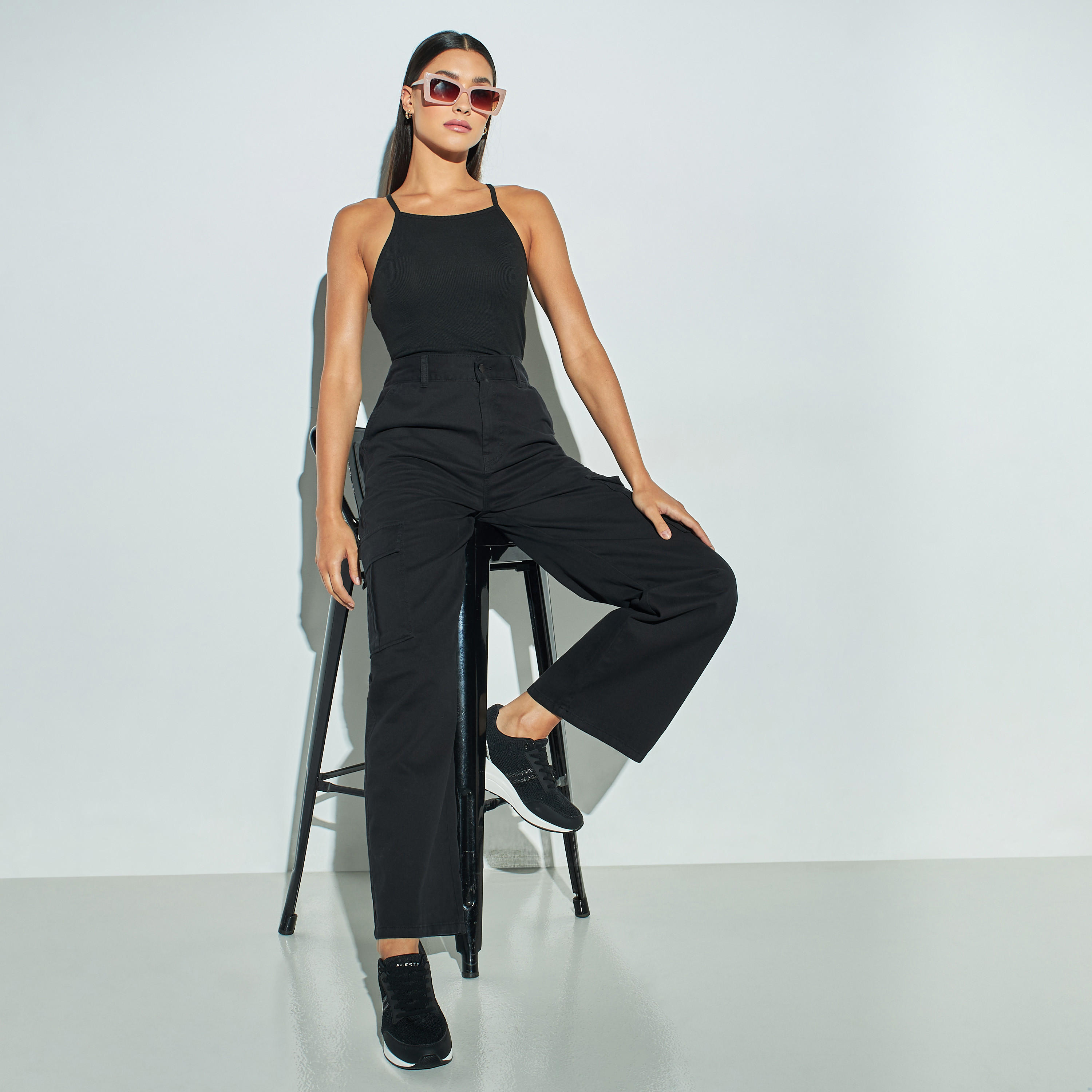 بنطلون سادة بقصّة مريحة وزر إغلاق وجيوب-women-clothing-bottoms-trousers-image-2