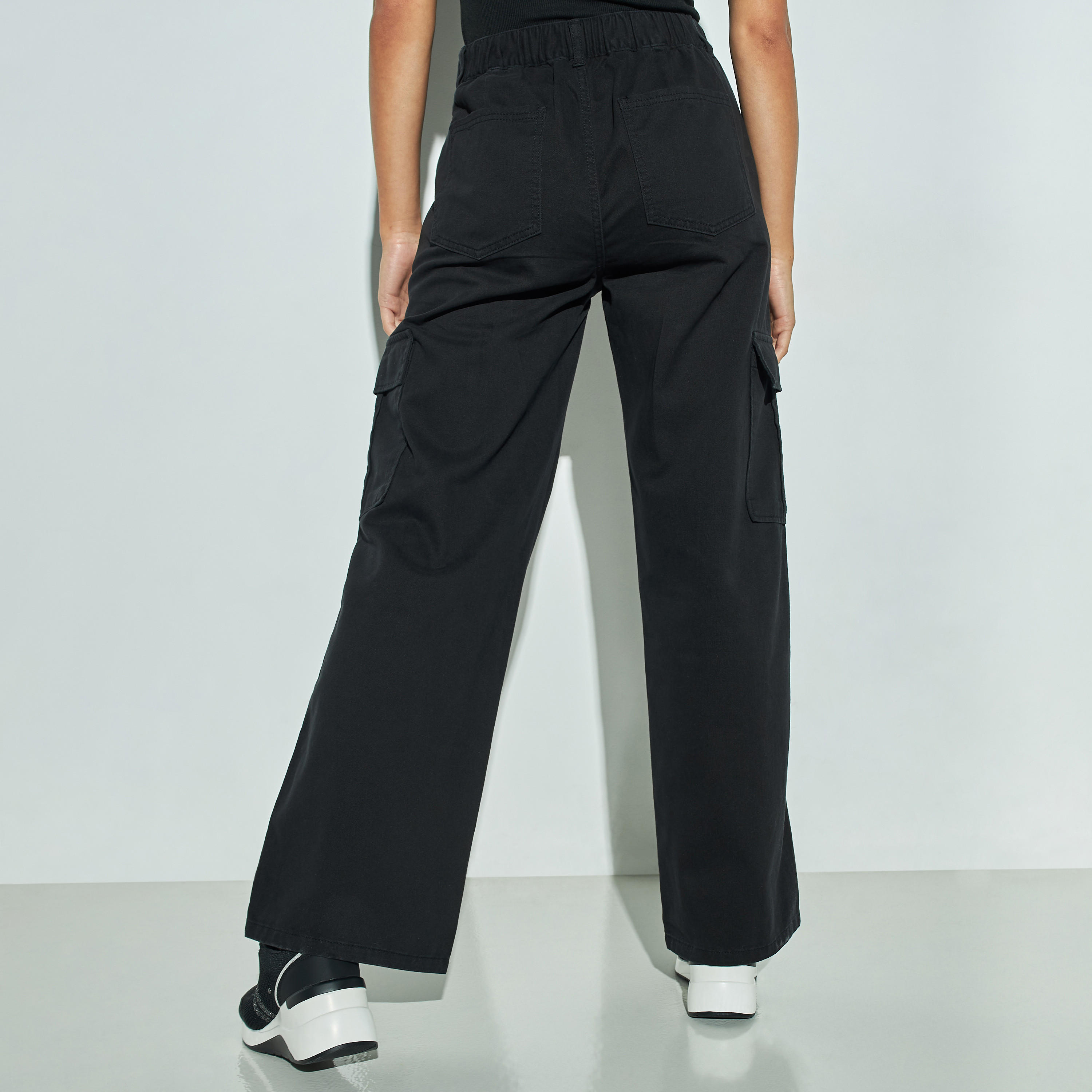 بنطلون سادة بقصّة مريحة وزر إغلاق وجيوب-women-clothing-bottoms-trousers-image-3
