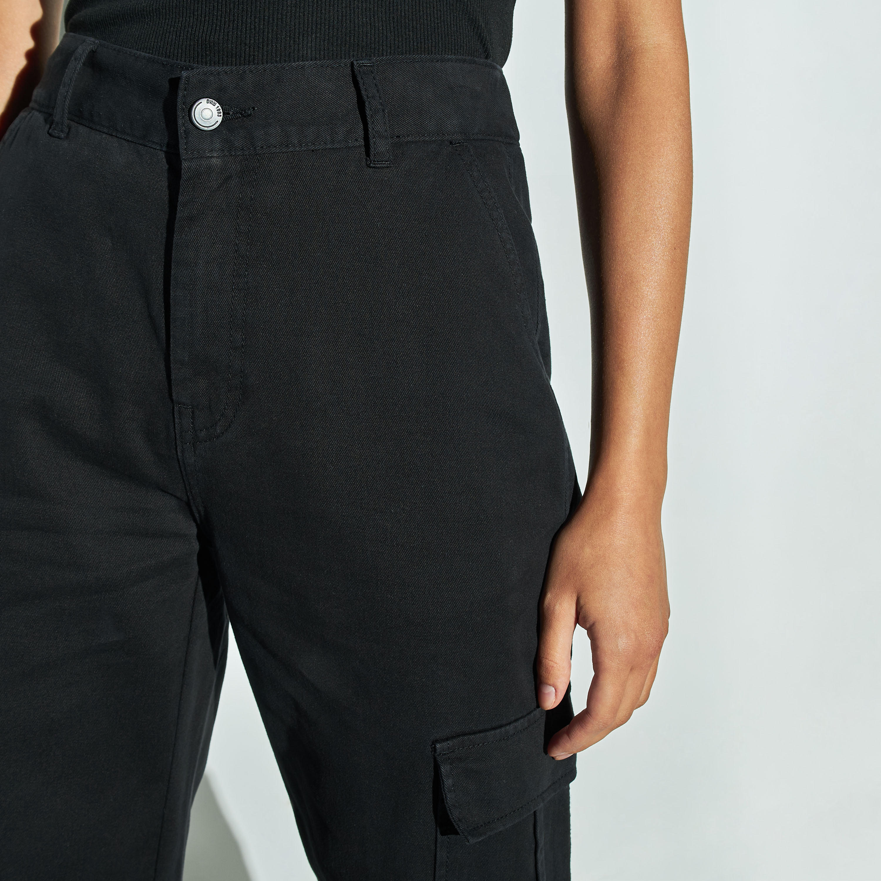 بنطلون سادة بقصّة مريحة وزر إغلاق وجيوب-women-clothing-bottoms-trousers-image-4