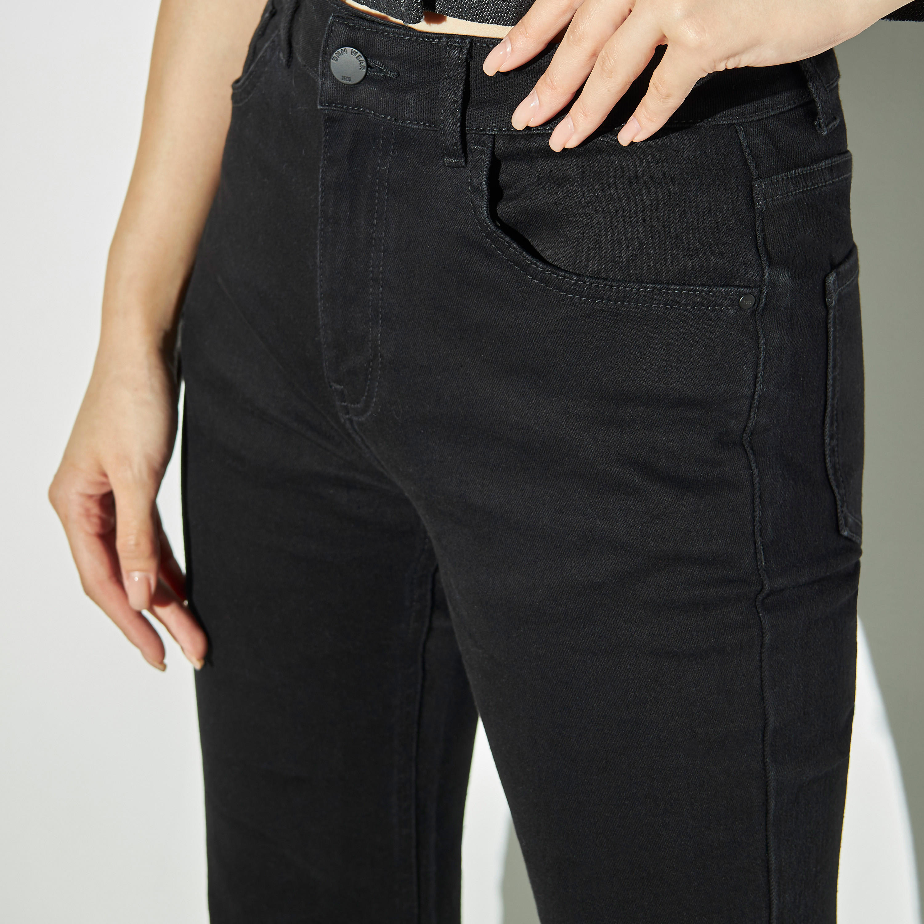 بنطلون جينز سادة واسع الساقين بجيوب-women-clothing-bottoms-jeans-image-1