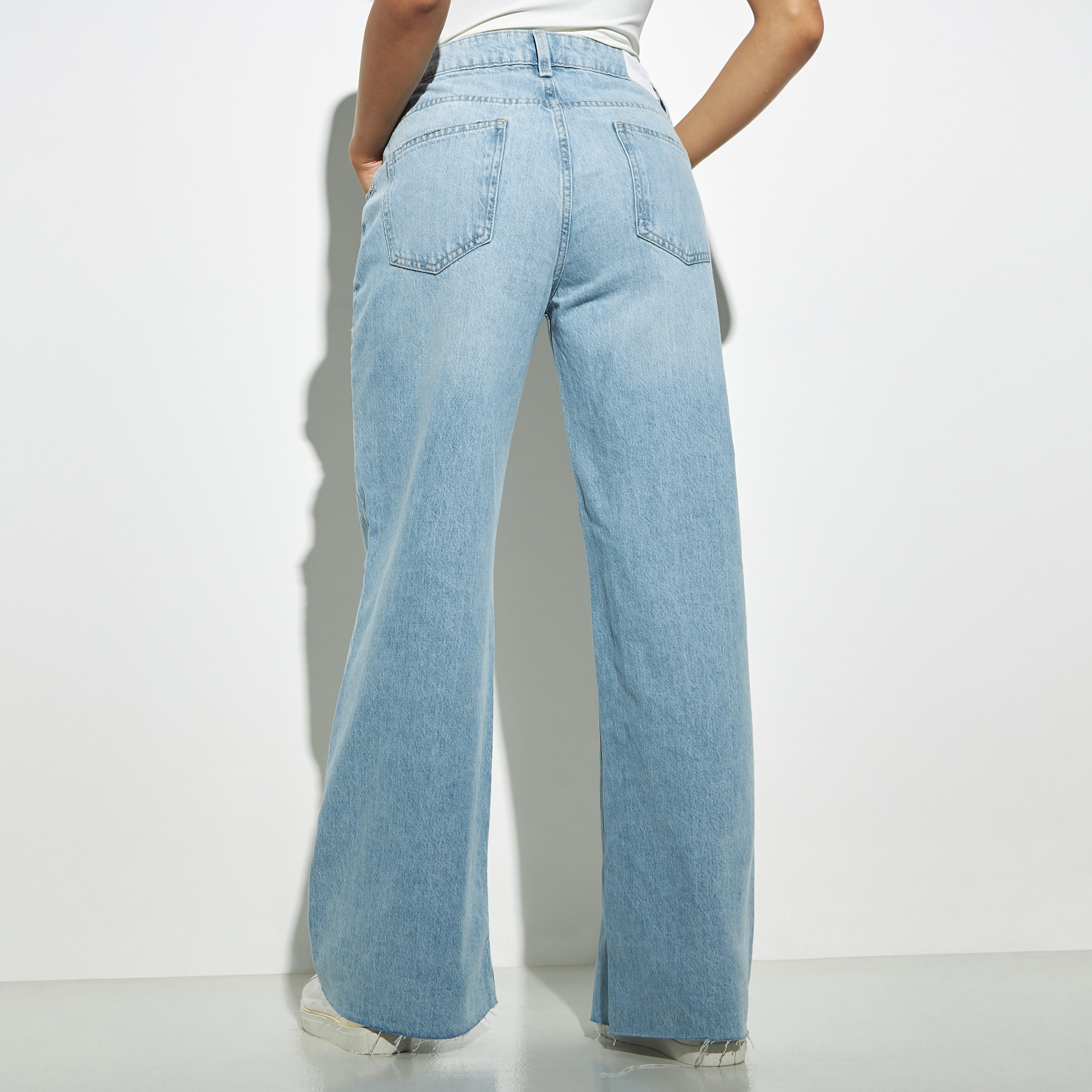 بنطلون جينز واسع الساقين بتفاصيل مضلعة وجيوب-women-clothing-bottoms-jeans-image-3
