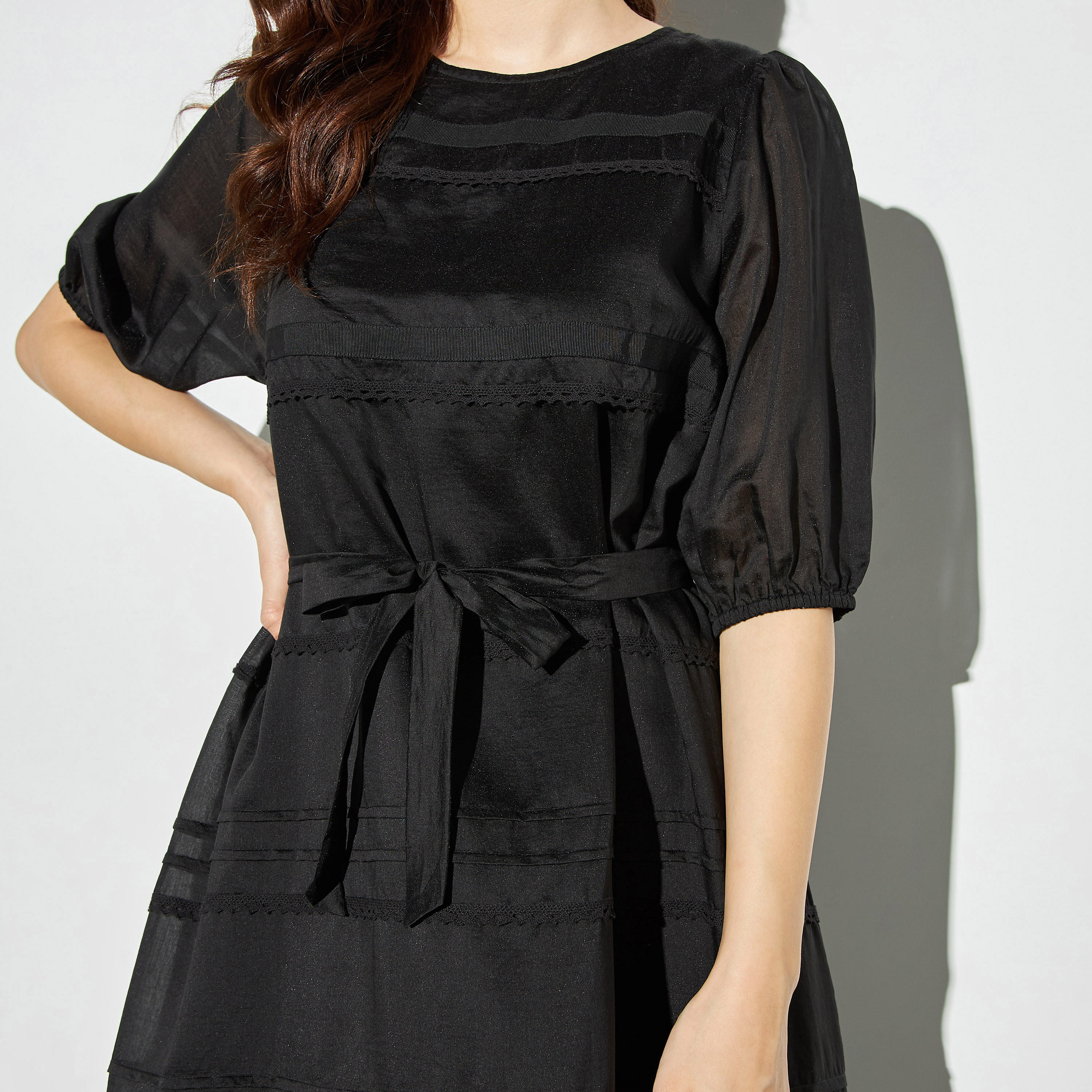 فستان ميدي بأكمام منفوحة وحزام رباط وتفاصيل دانتيل-women-clothing-dresses-image-4