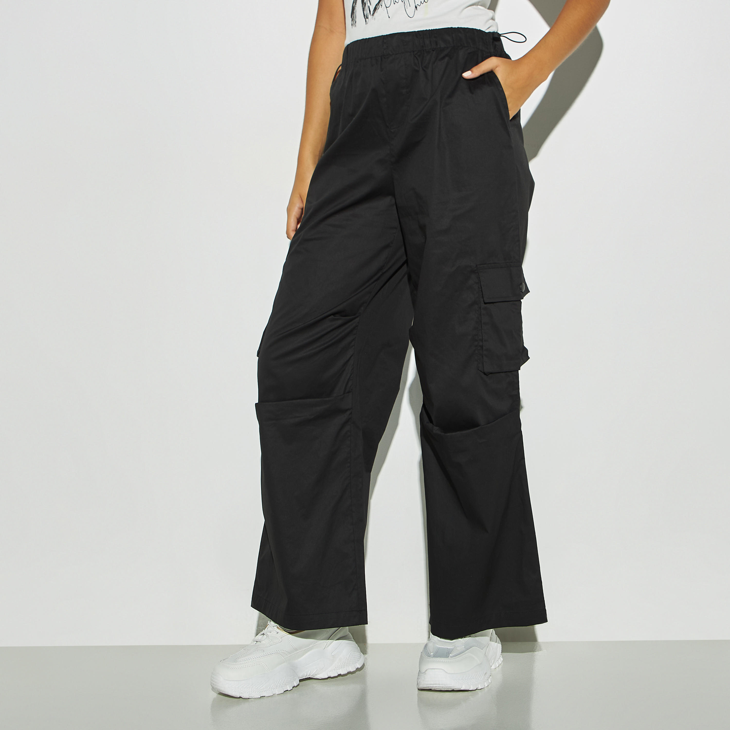 بنطلون كارجو سادة واسع الساقين بخصر مطاطي وجيوب-women-clothing-bottoms-trousers-image-4