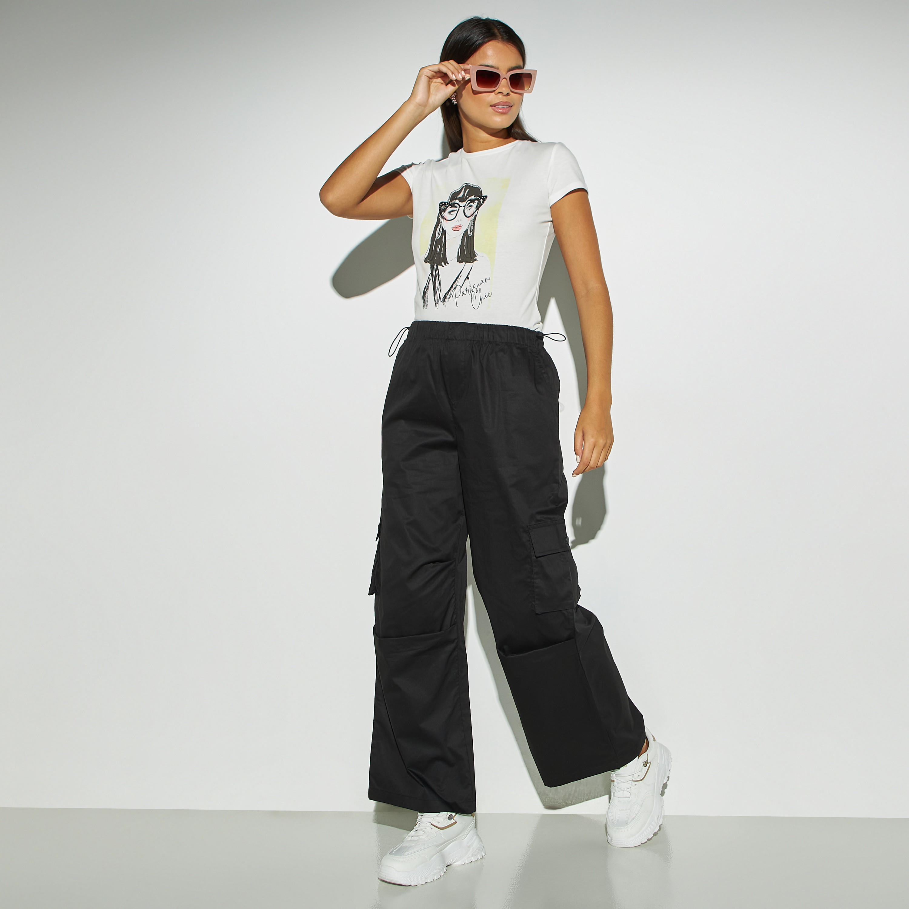 بنطلون كارجو سادة واسع الساقين بخصر مطاطي وجيوب-women-clothing-bottoms-trousers-image-3