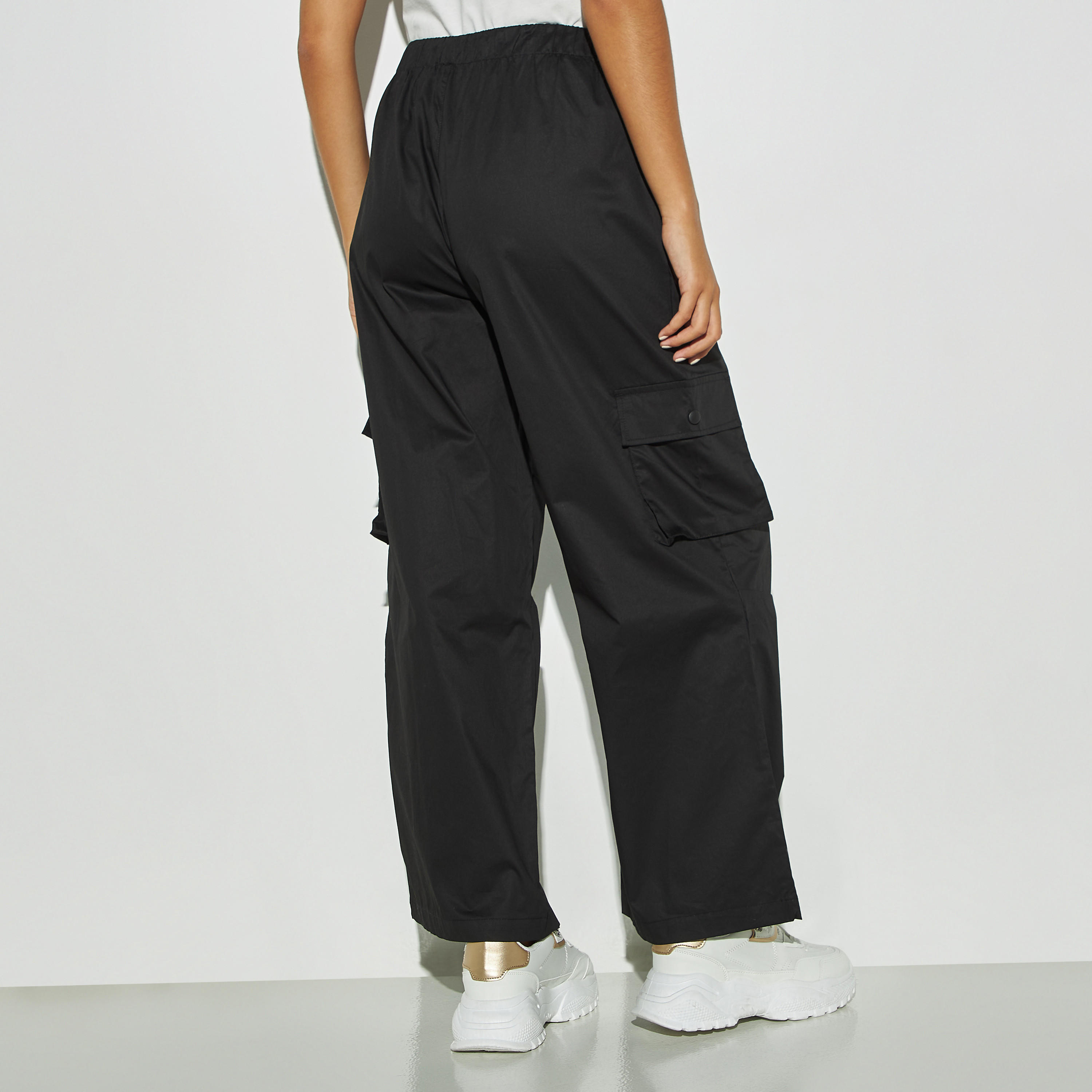 بنطلون كارجو سادة واسع الساقين بخصر مطاطي وجيوب-women-clothing-bottoms-trousers-image-2