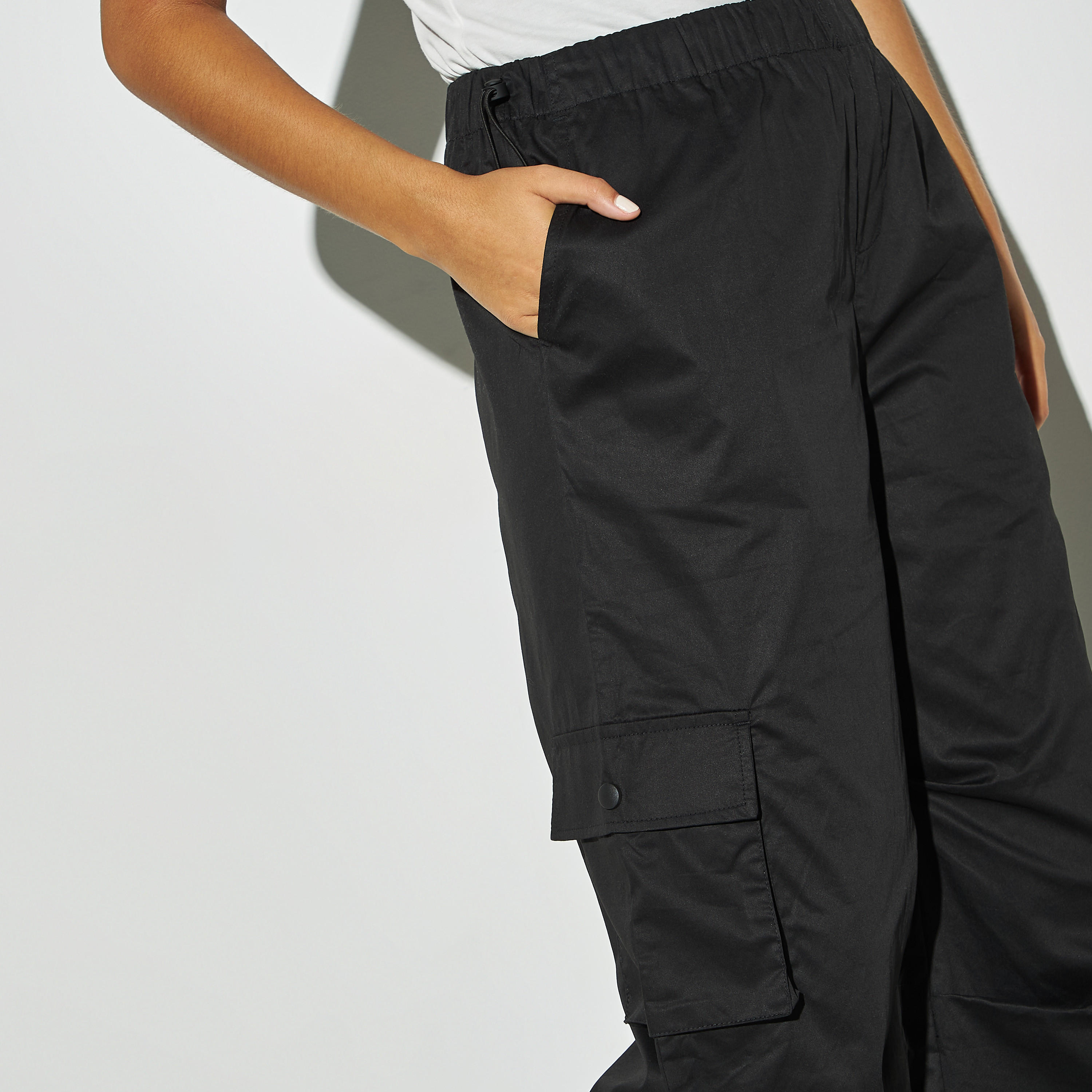بنطلون كارجو سادة واسع الساقين بخصر مطاطي وجيوب-women-clothing-bottoms-trousers-image-1