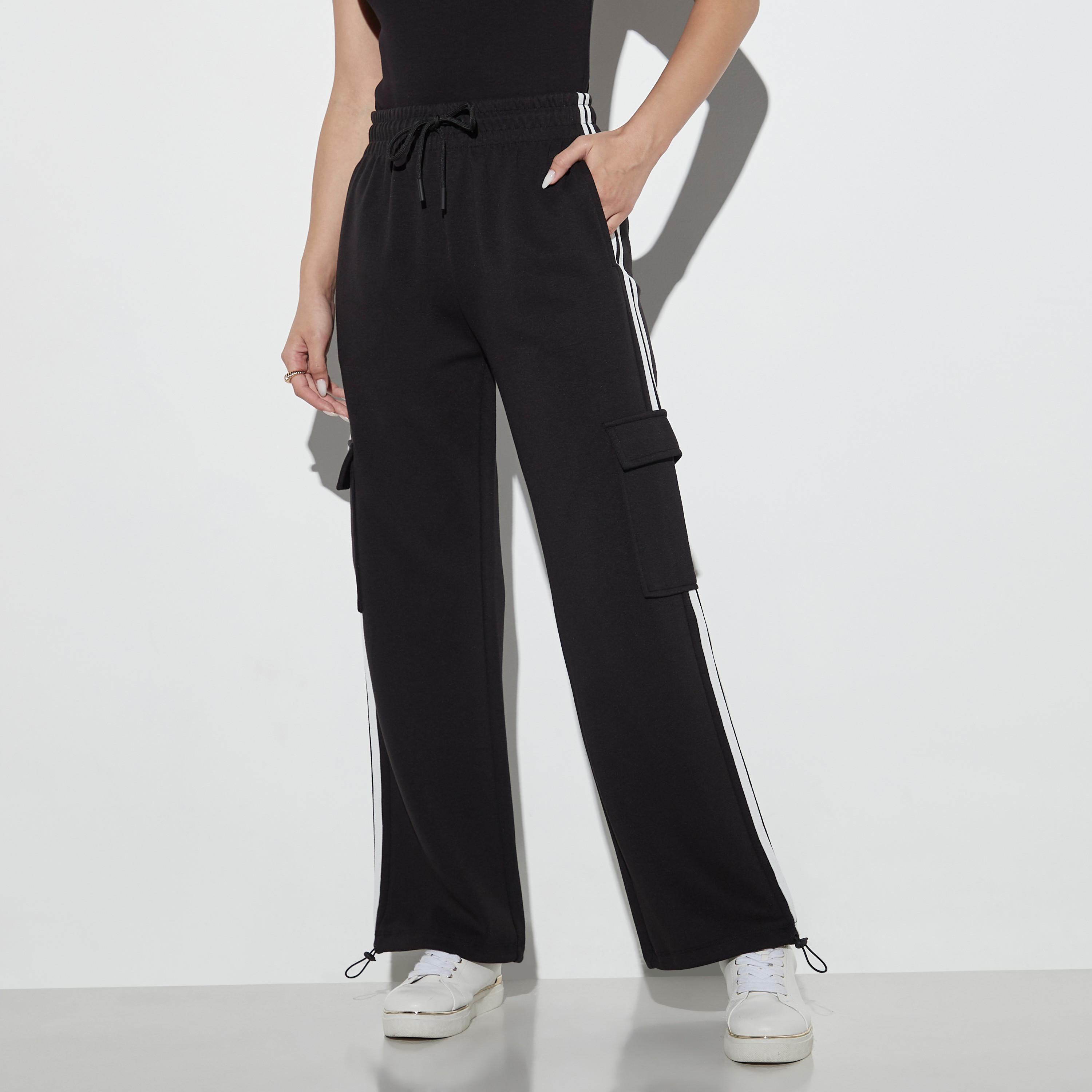 بنطلون رياضي كارجو برباط إغلاق وجيوب وشريطة-women-clothing-bottoms-joggers-image-1