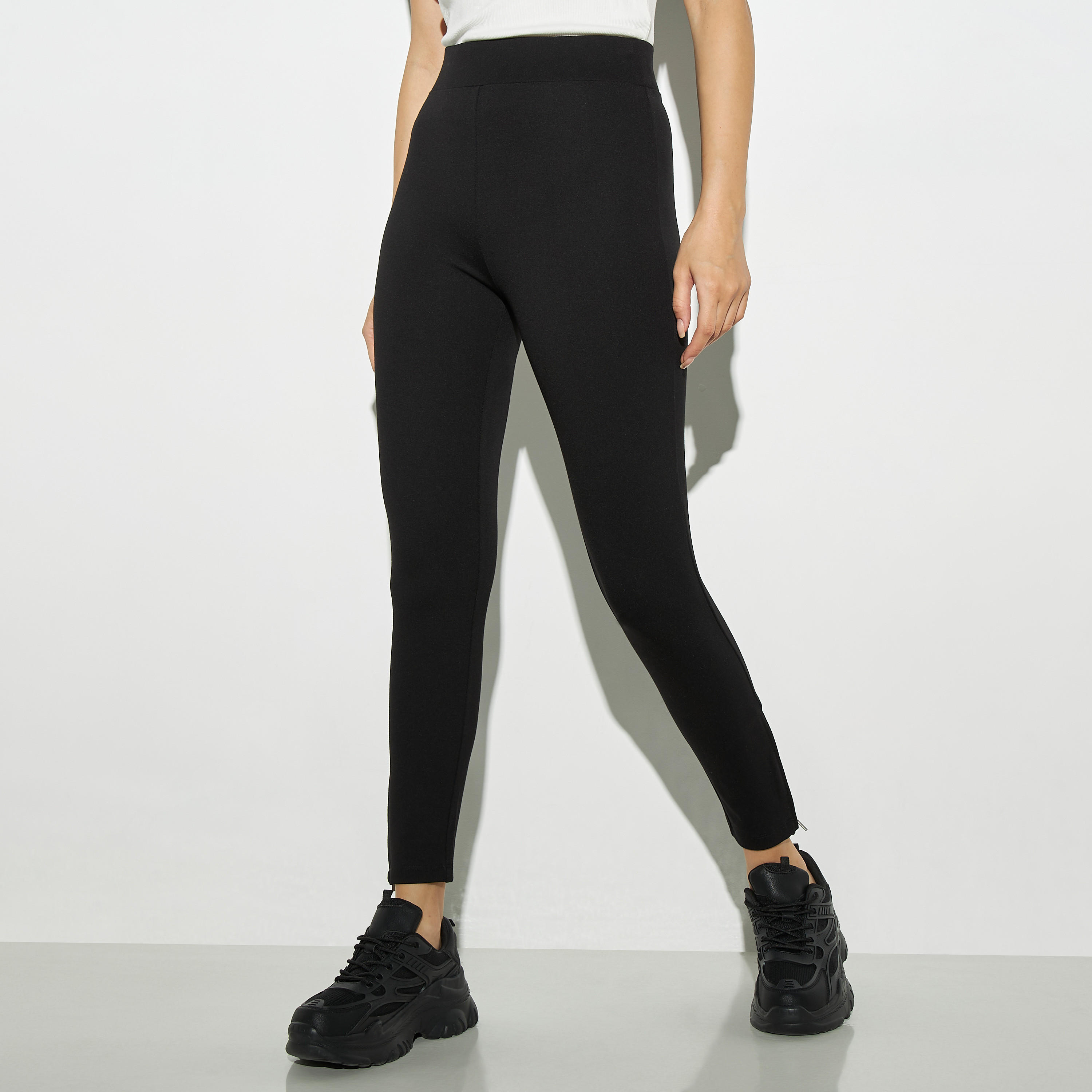بنطلون ليقنز بقصة ضيقة وبتفاصيل سحاب وخصر مطاطي-women-clothing-bottoms-leggings-image-1