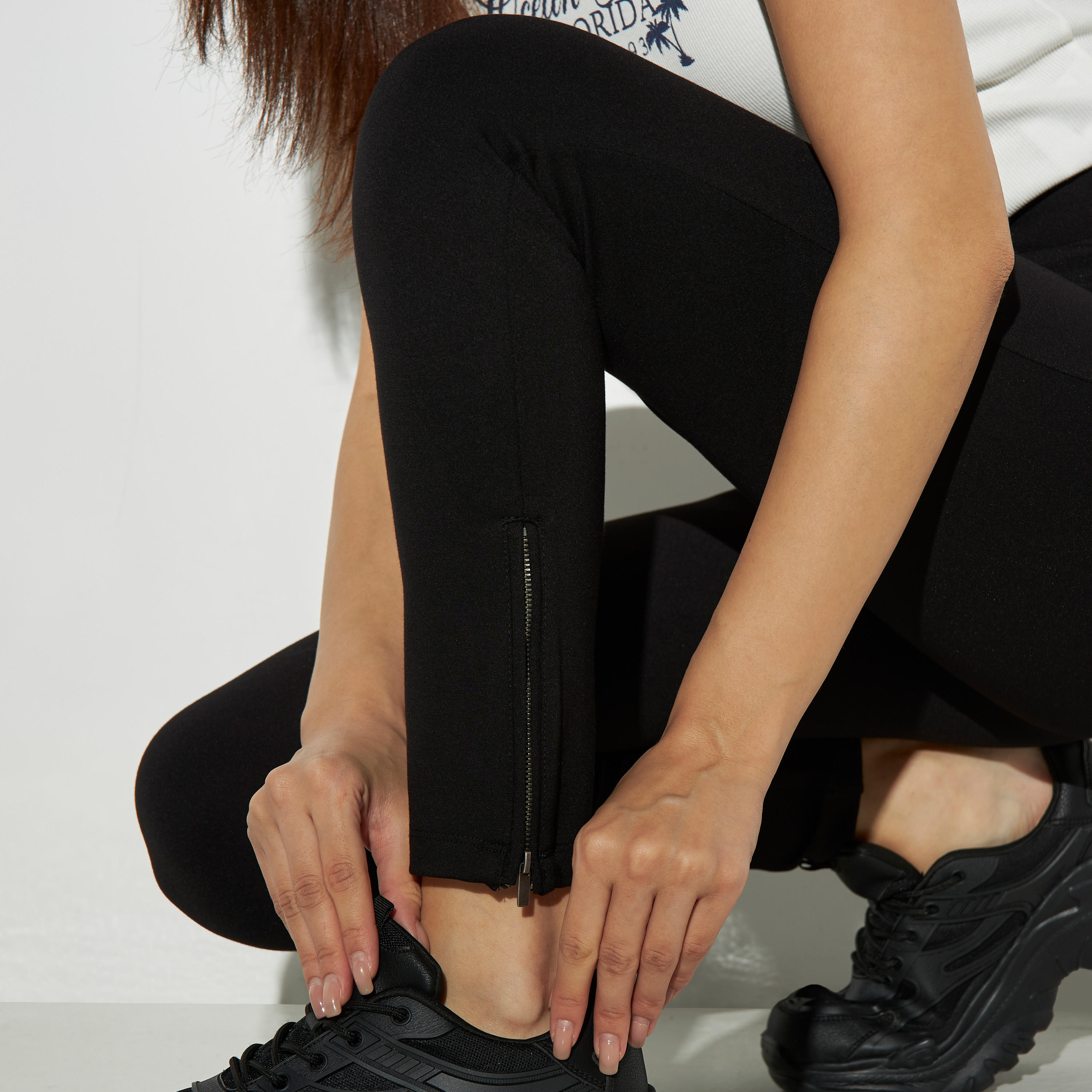بنطلون ليقنز بقصة ضيقة وبتفاصيل سحاب وخصر مطاطي-women-clothing-bottoms-leggings-image-4
