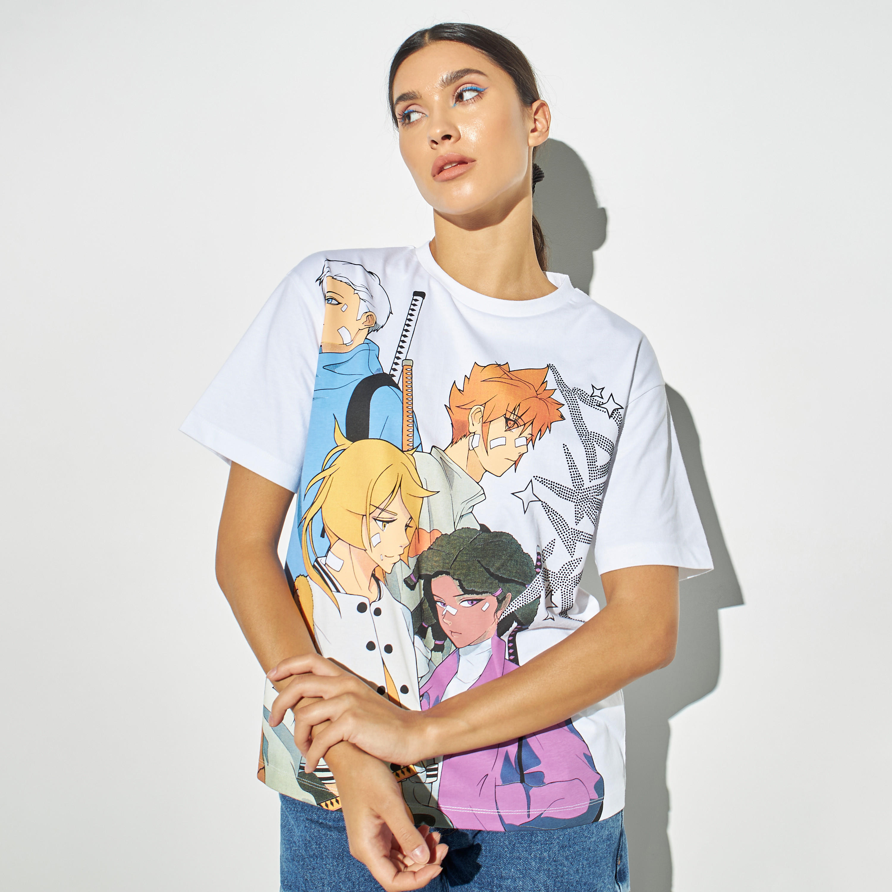 تيشيرت بياقة ضيّقة وأكمام قصيرة وطبعات جرافيك-women-clothing-tshirts-image-1