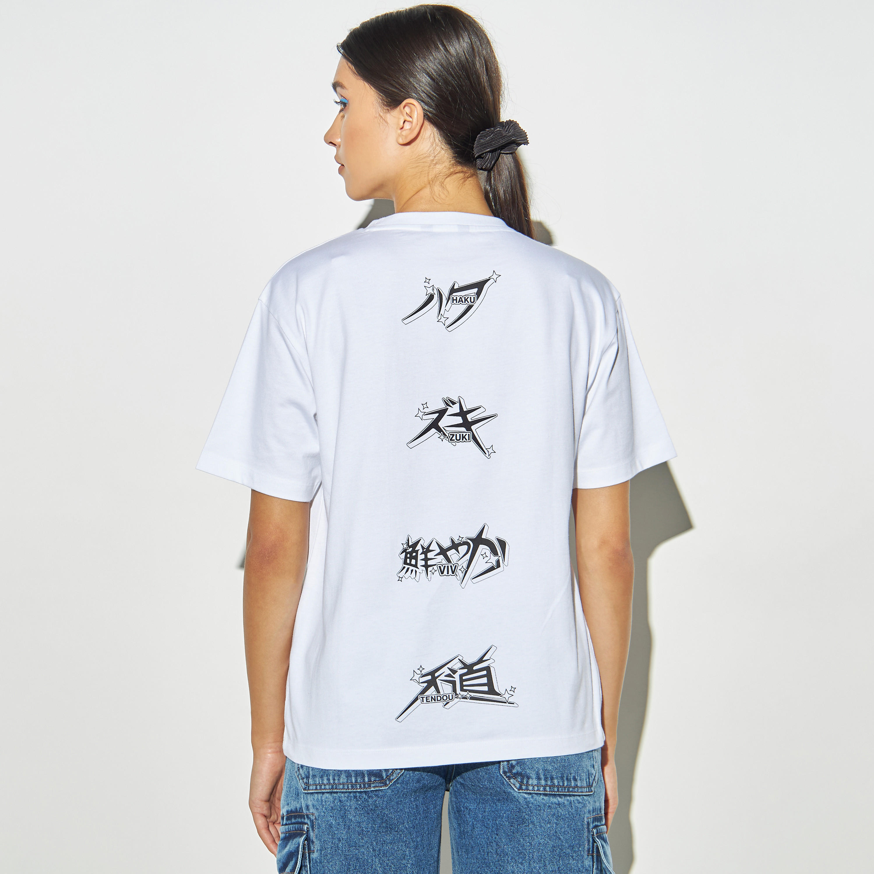تيشيرت بياقة ضيّقة وأكمام قصيرة وطبعات جرافيك-women-clothing-tshirts-image-3