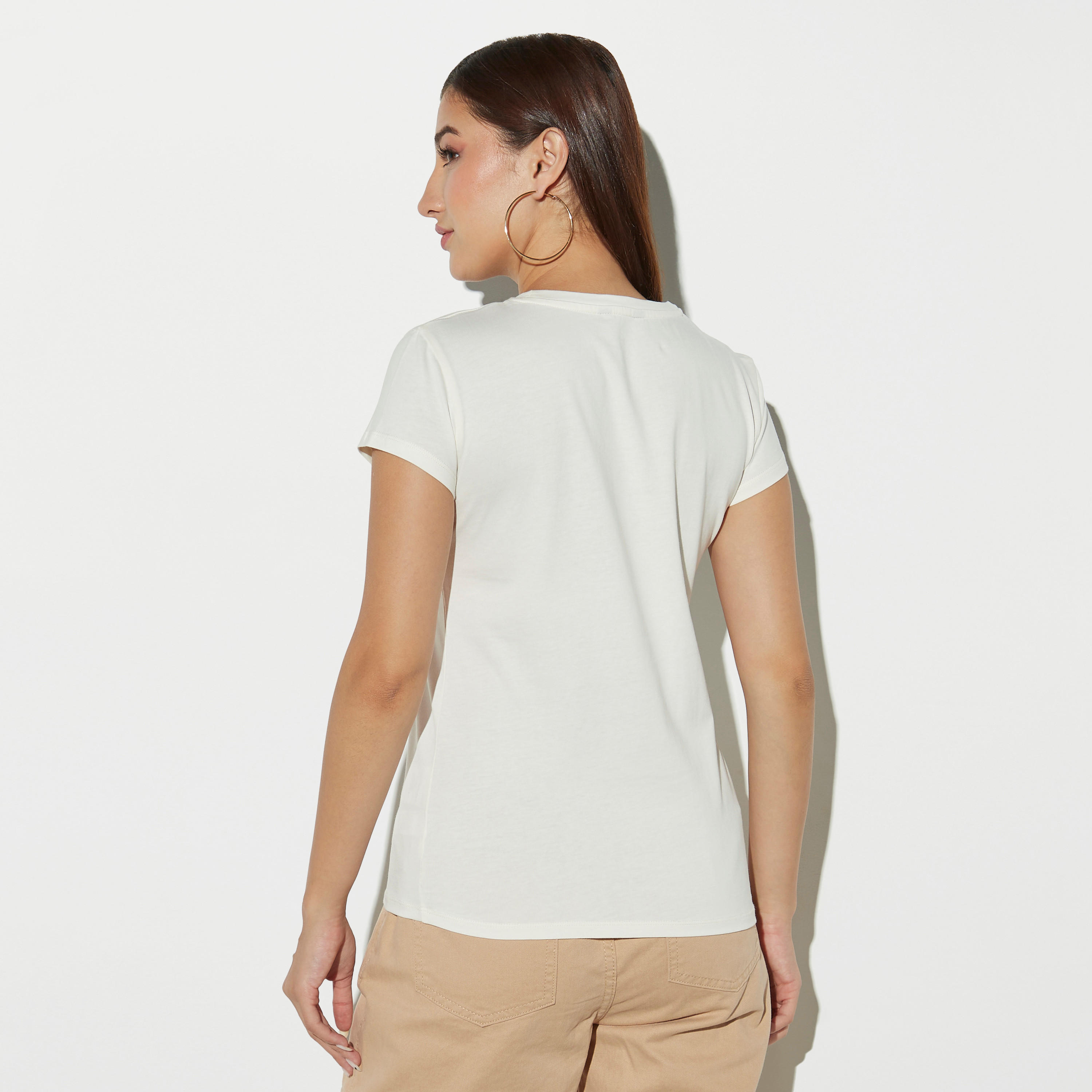 تيشيرت قطن بياقة ضيقة وأكمام كاب وطبعات جرافيك-women-clothing-tshirts-image-3