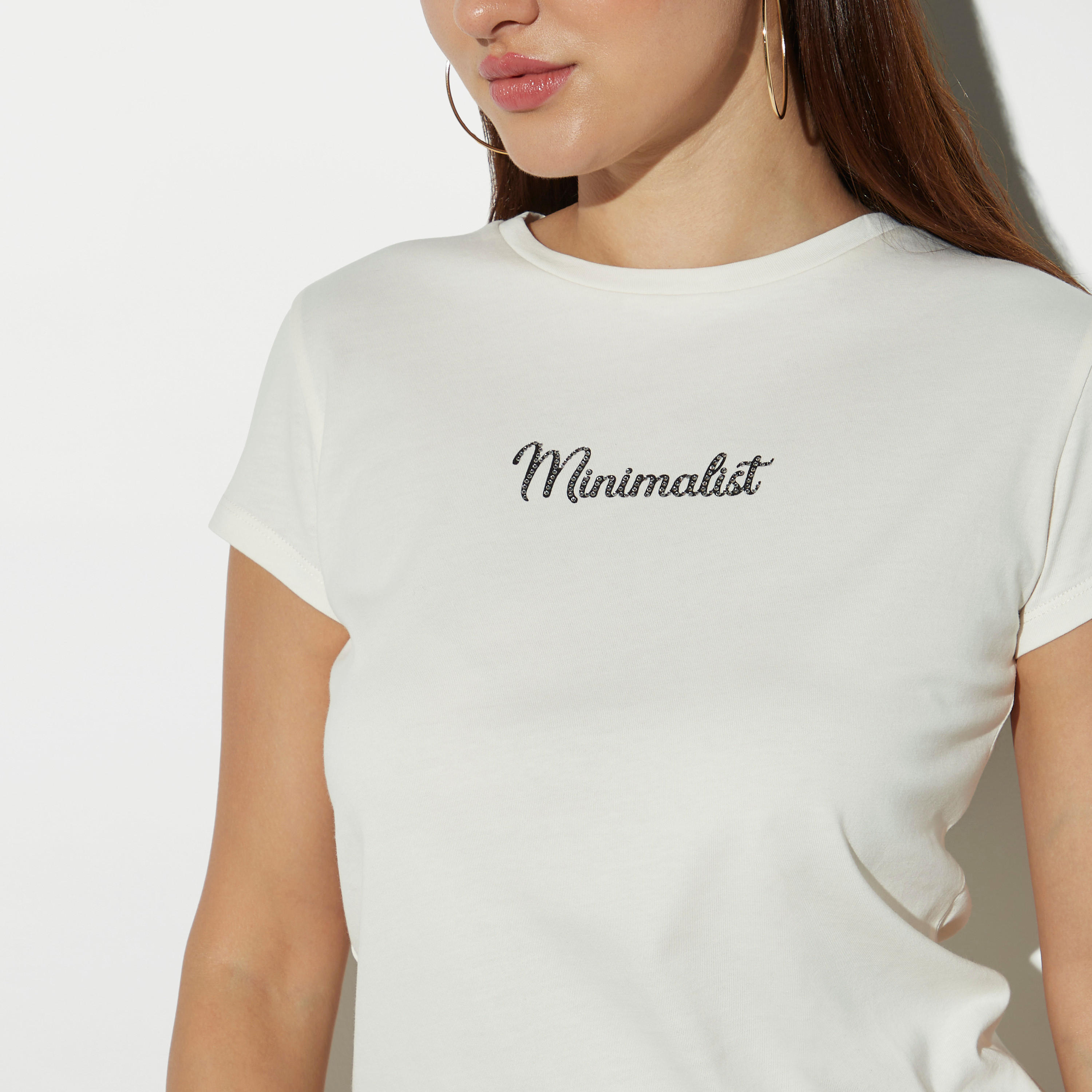 تيشيرت قطن بياقة ضيقة وأكمام كاب وطبعات جرافيك-women-clothing-tshirts-image-4