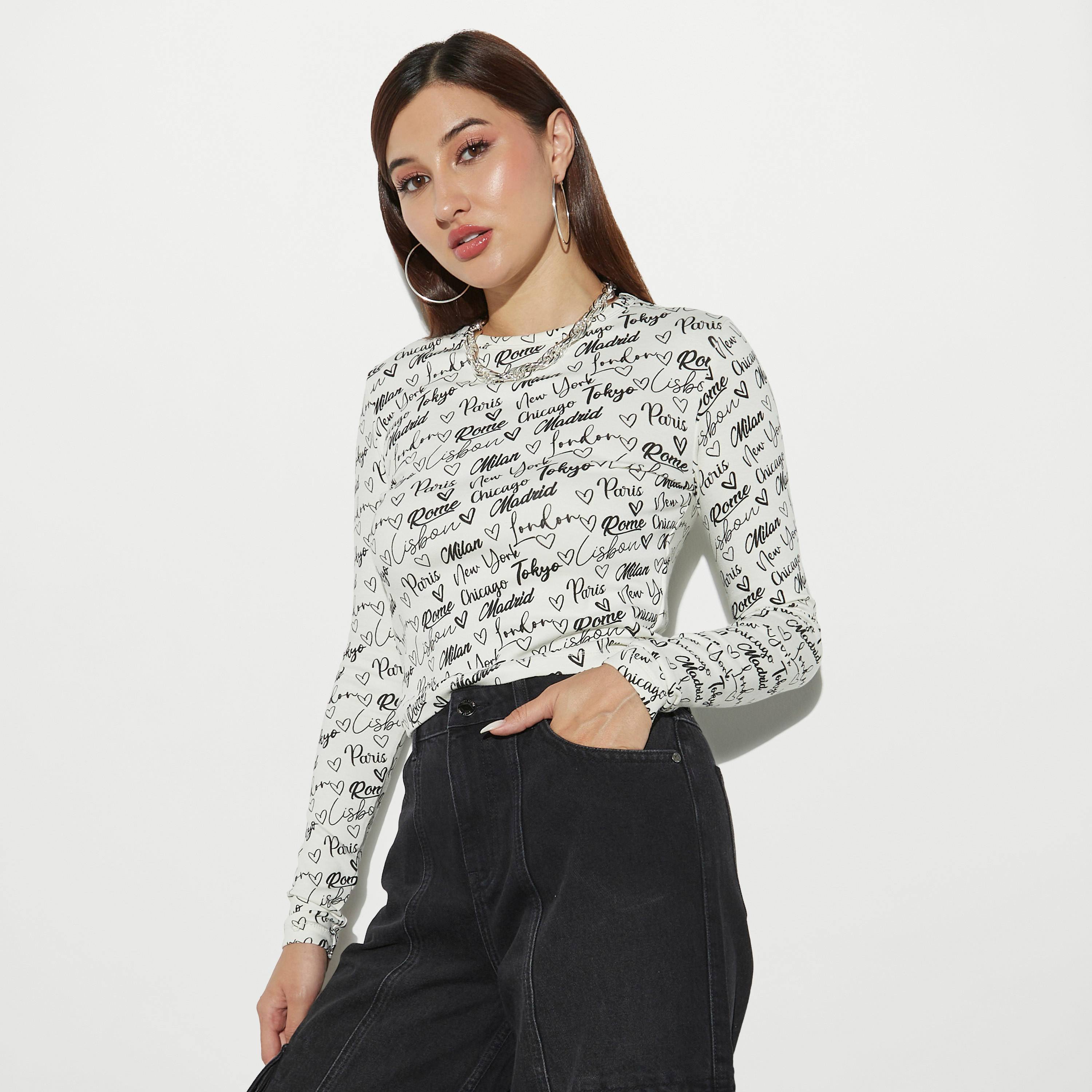تيشيرت بياقة ضيّقة وأكمام طويلة وطبعات-women-clothing-tshirts-image-1