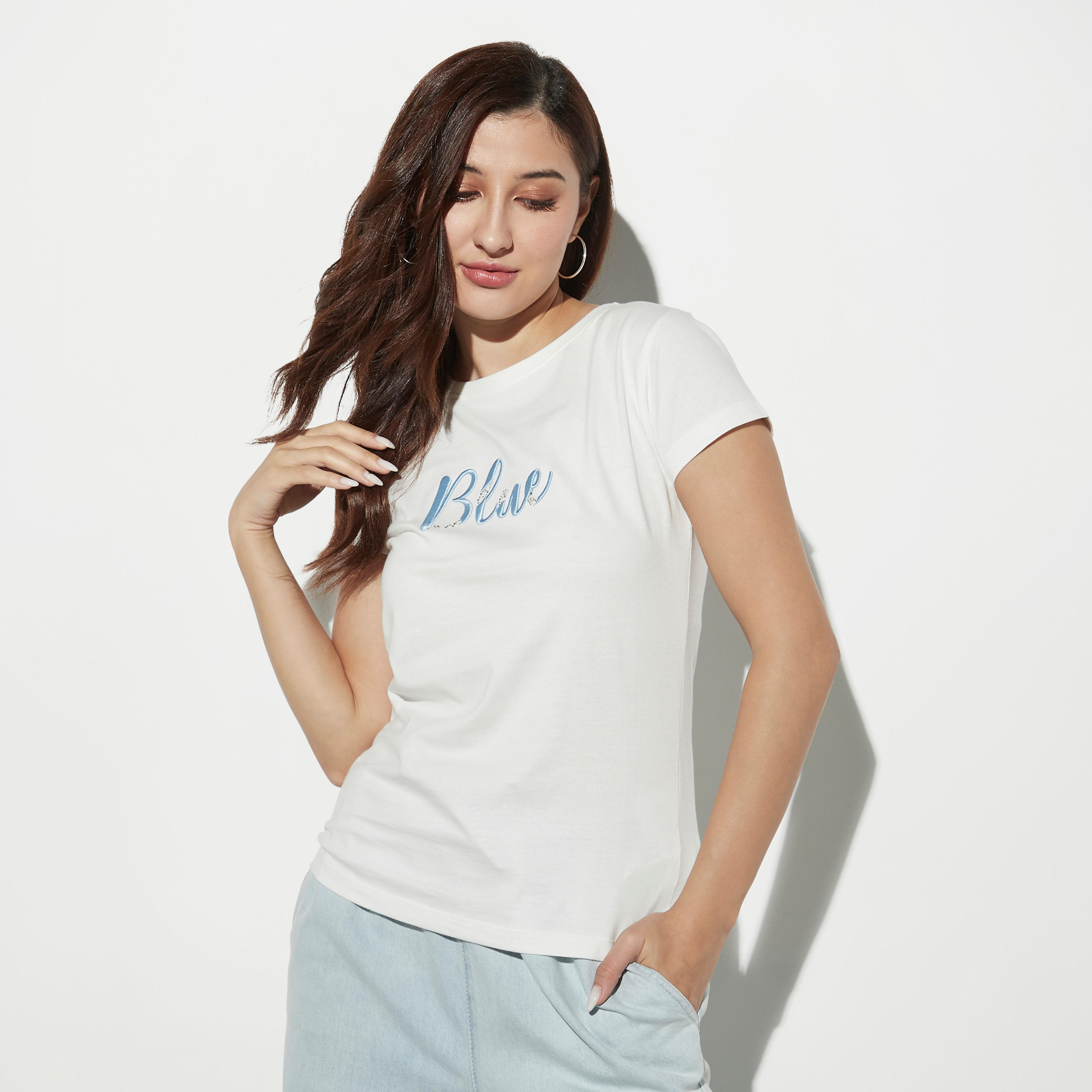 تيشيرت مطرّز بأكمام قصيرة وياقة ضيقة-women-clothing-tshirts-image-1