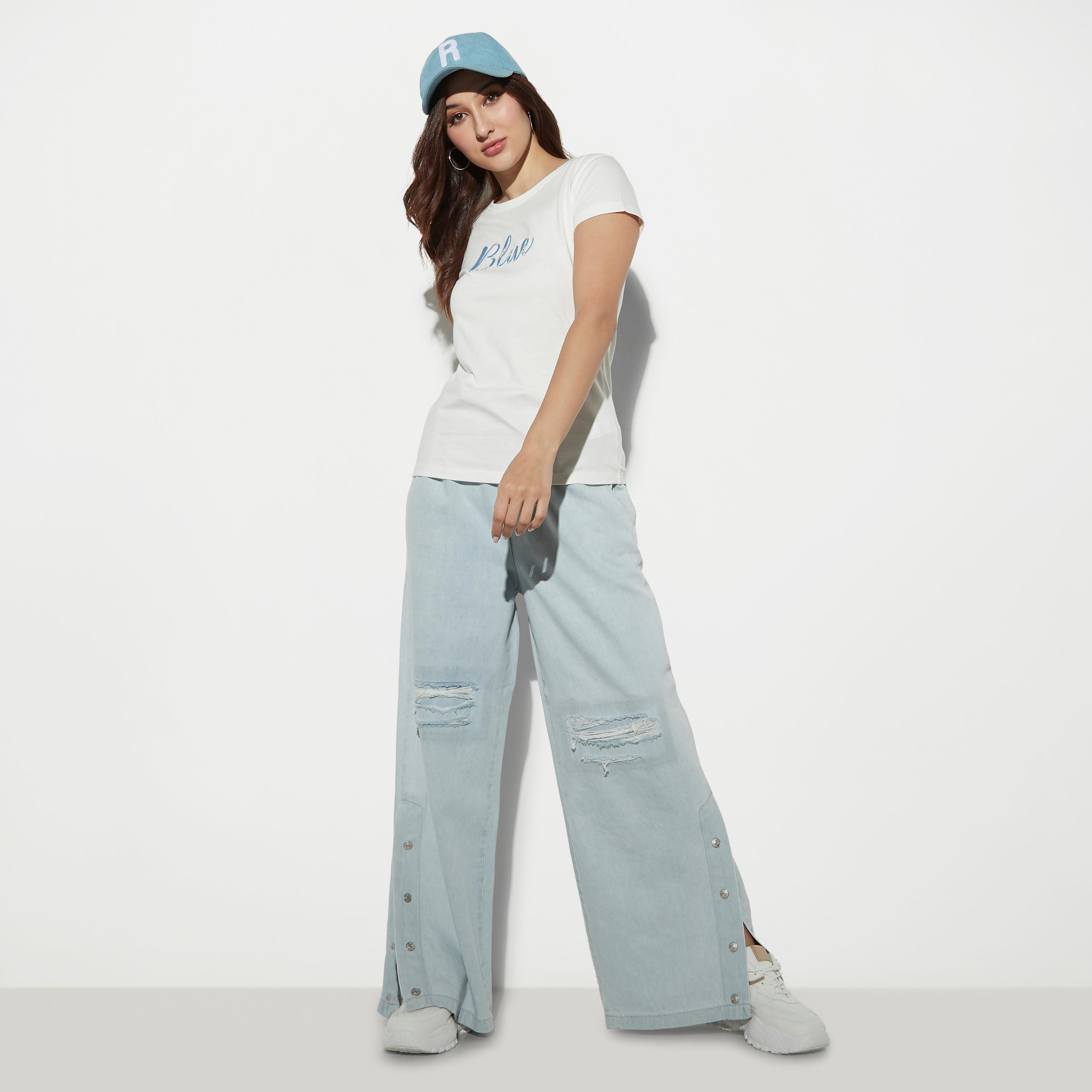 تيشيرت مطرّز بأكمام قصيرة وياقة ضيقة-women-clothing-tshirts-image-2
