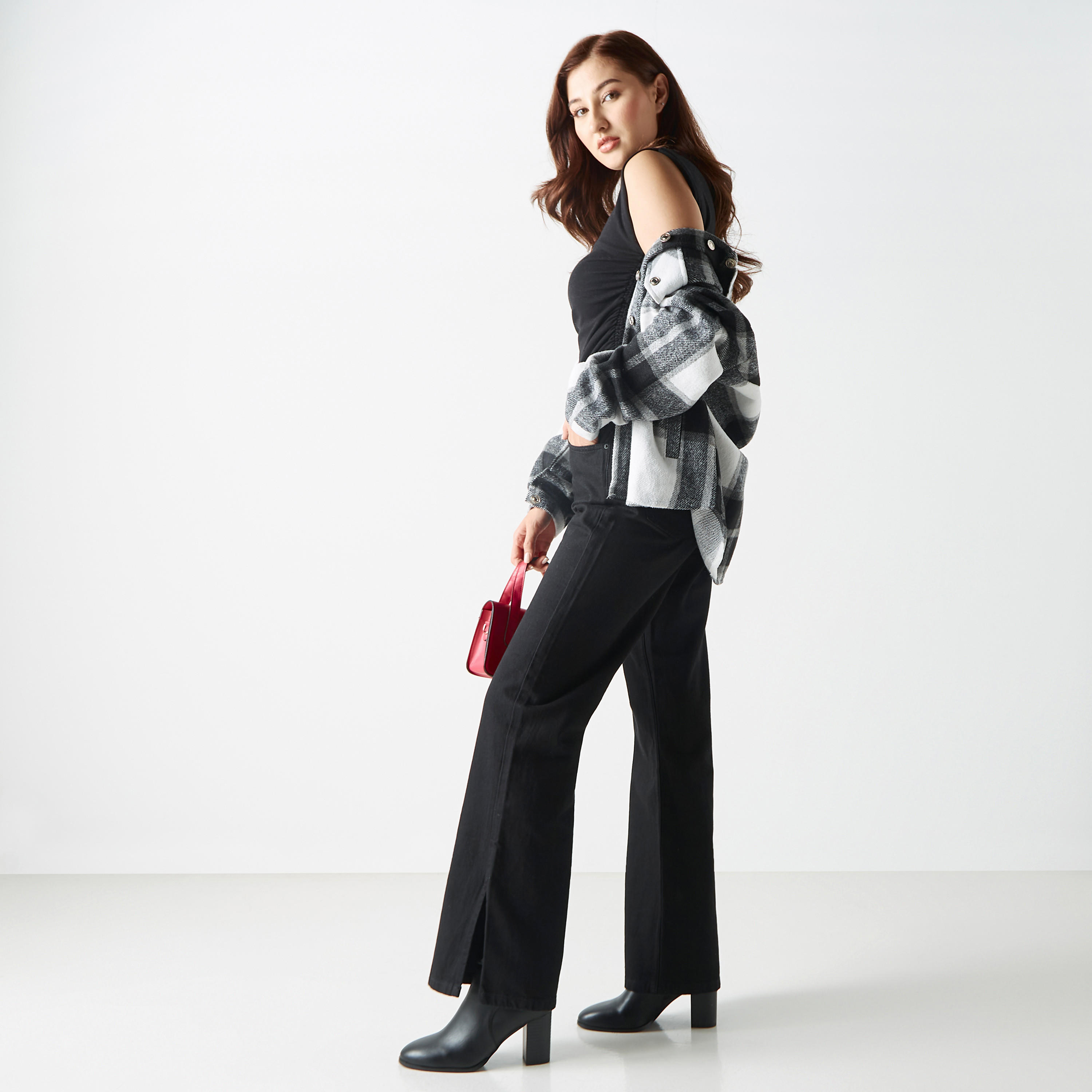 بنطلون جينز سادة واسع الساقين بجيوب-women-clothing-bottoms-jeans-image-3