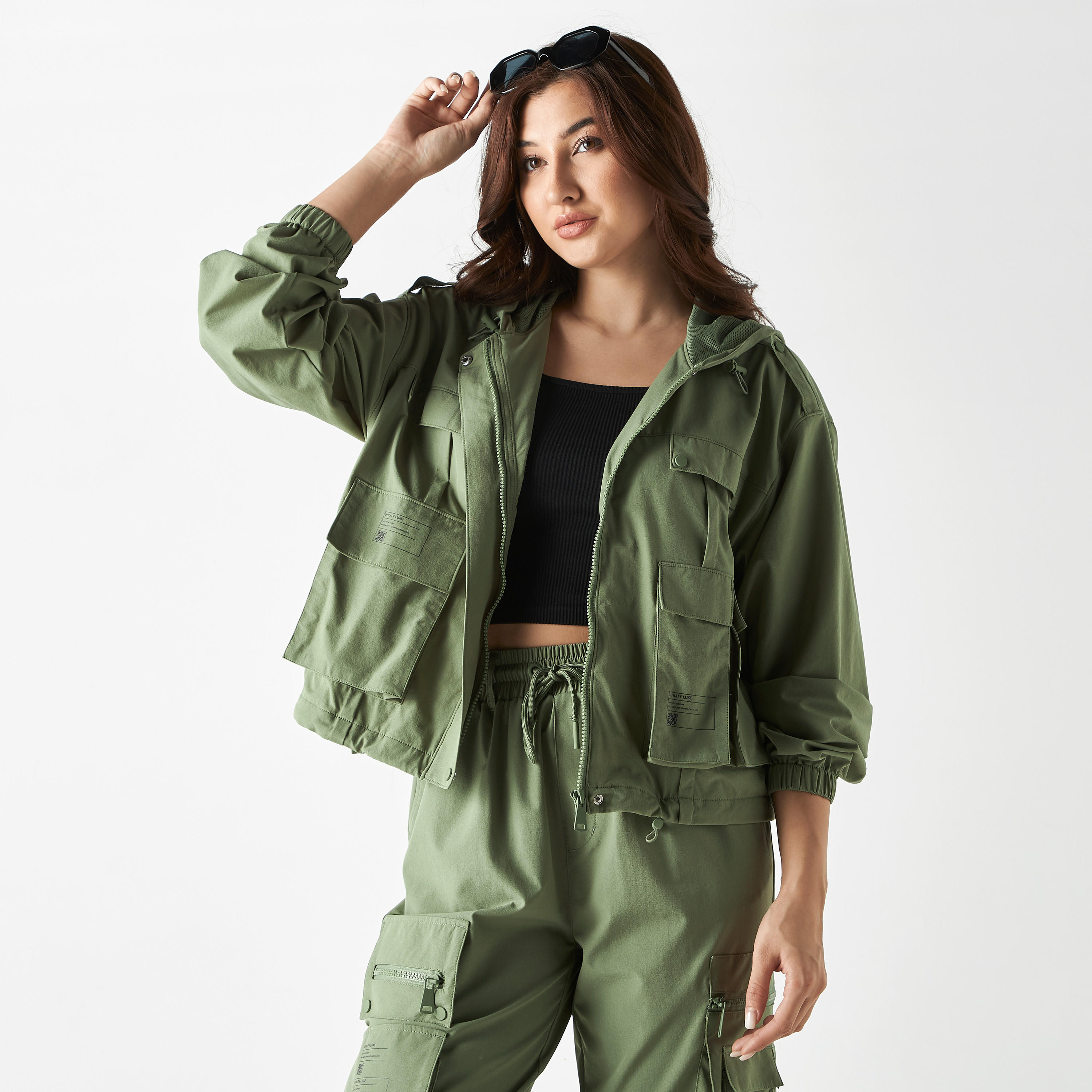 جاكيت سادة بقبّعة وأكمام طويلة وسحاب وجيوب-women-winterwear-coatsandjackets-jackets-image-1