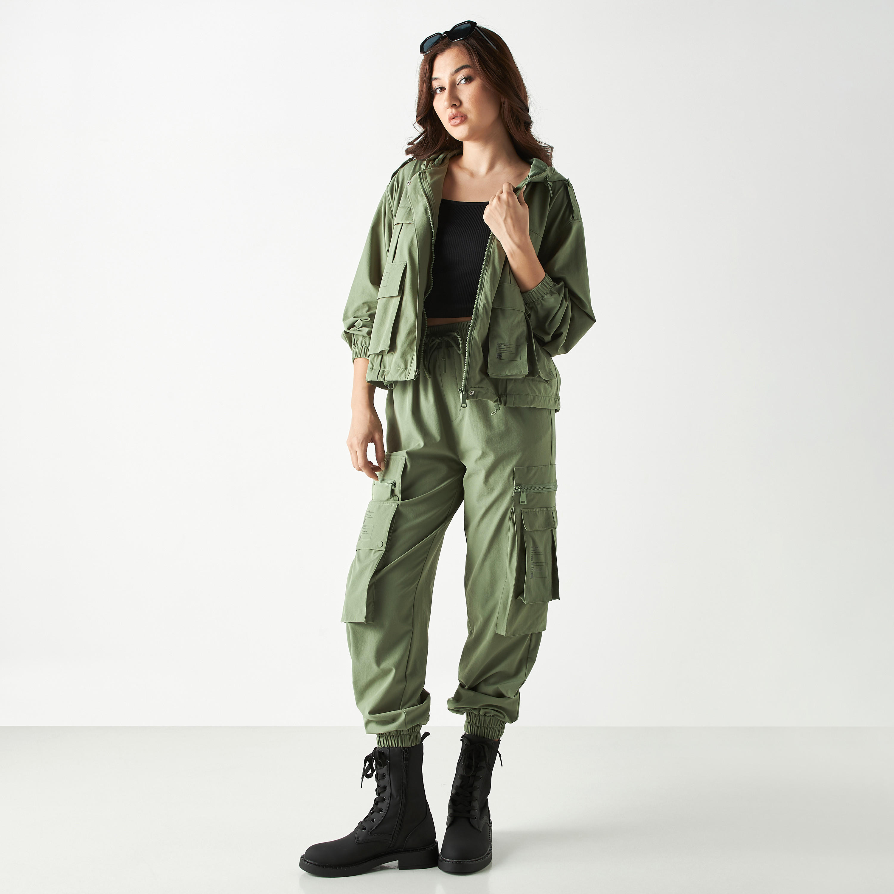جاكيت سادة بقبّعة وأكمام طويلة وسحاب وجيوب-women-winterwear-coatsandjackets-jackets-image-2