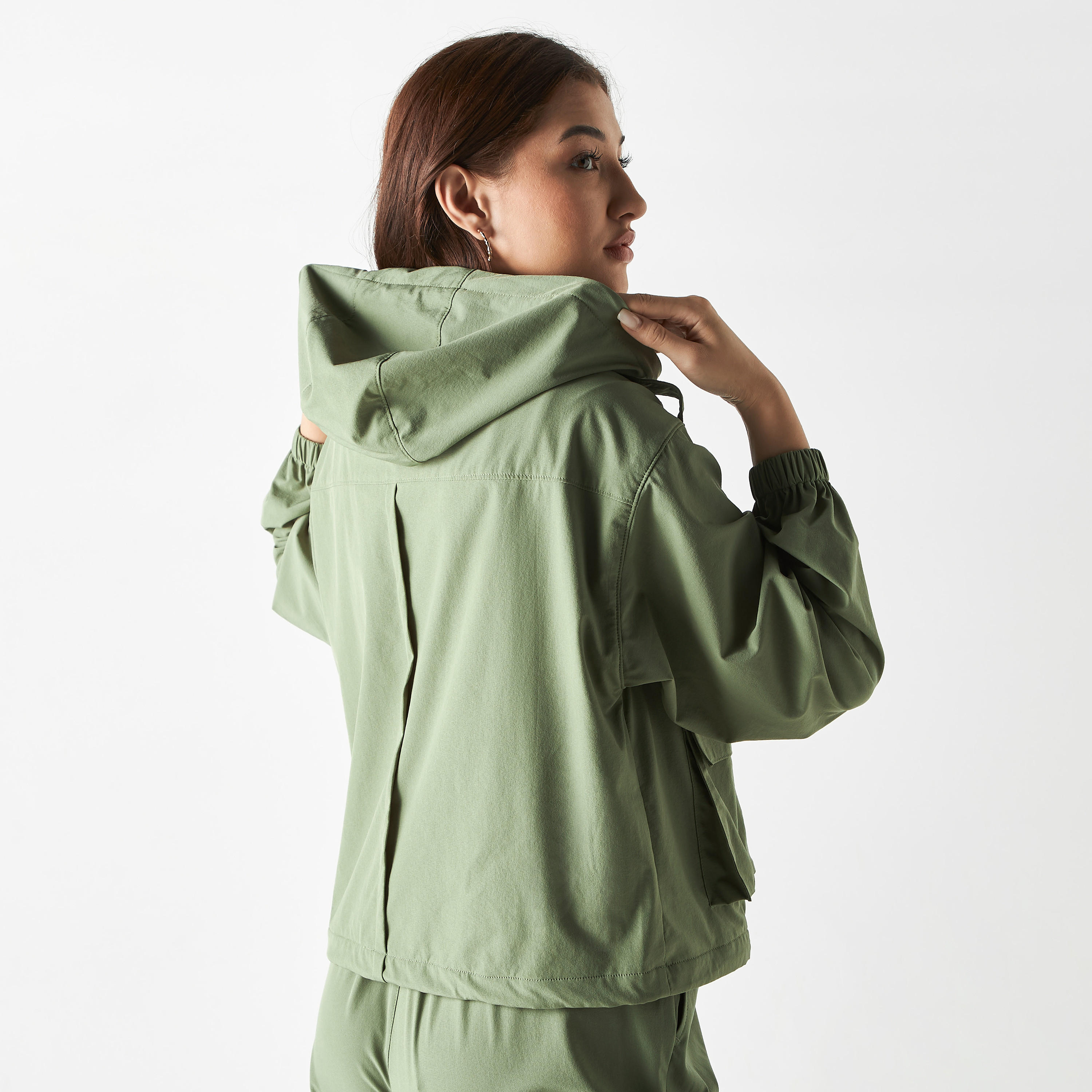 جاكيت سادة بقبّعة وأكمام طويلة وسحاب وجيوب-women-winterwear-coatsandjackets-jackets-image-3