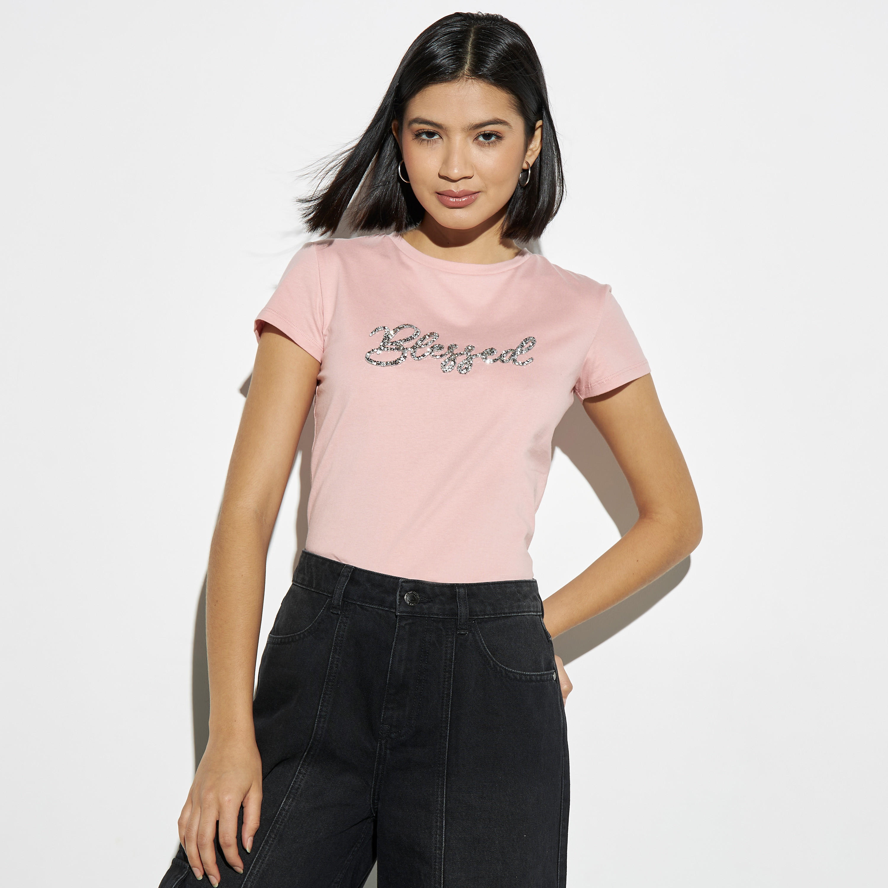 تيشيرت مزيّن بياقة ضيّقة وأكمام كاب-women-clothing-tshirts-image-1