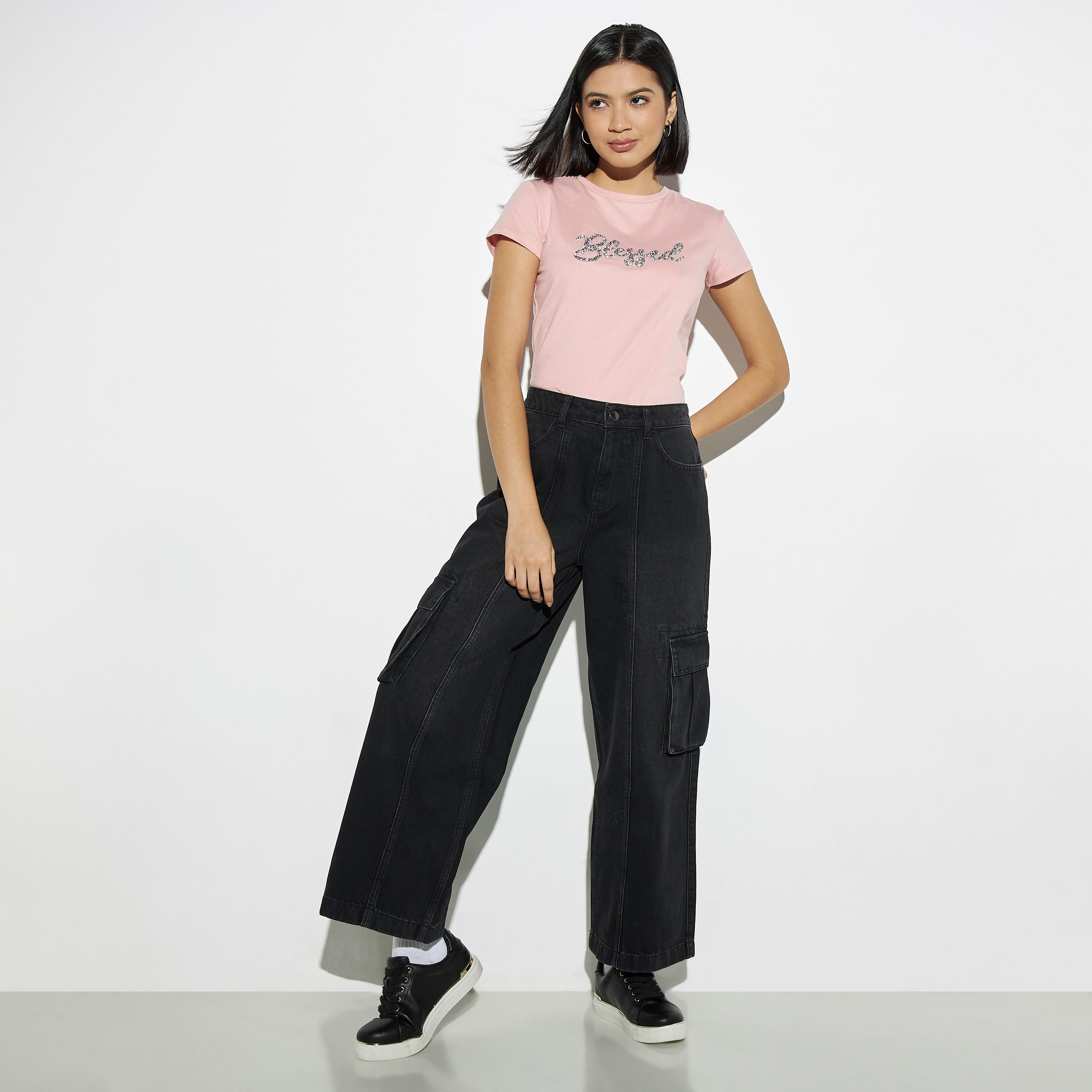 تيشيرت مزيّن بياقة ضيّقة وأكمام كاب-women-clothing-tshirts-image-2